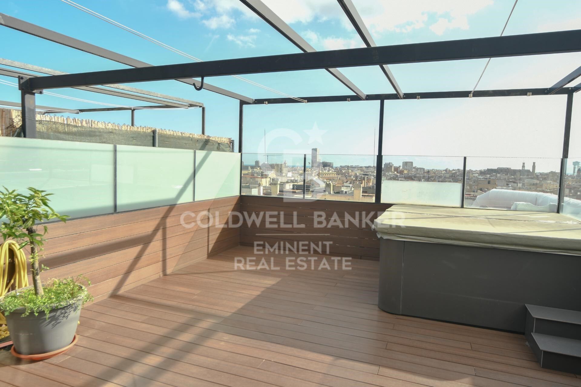 Espectacular ático modernista en finca regia a pocos pasos de l'Arc del Triomf