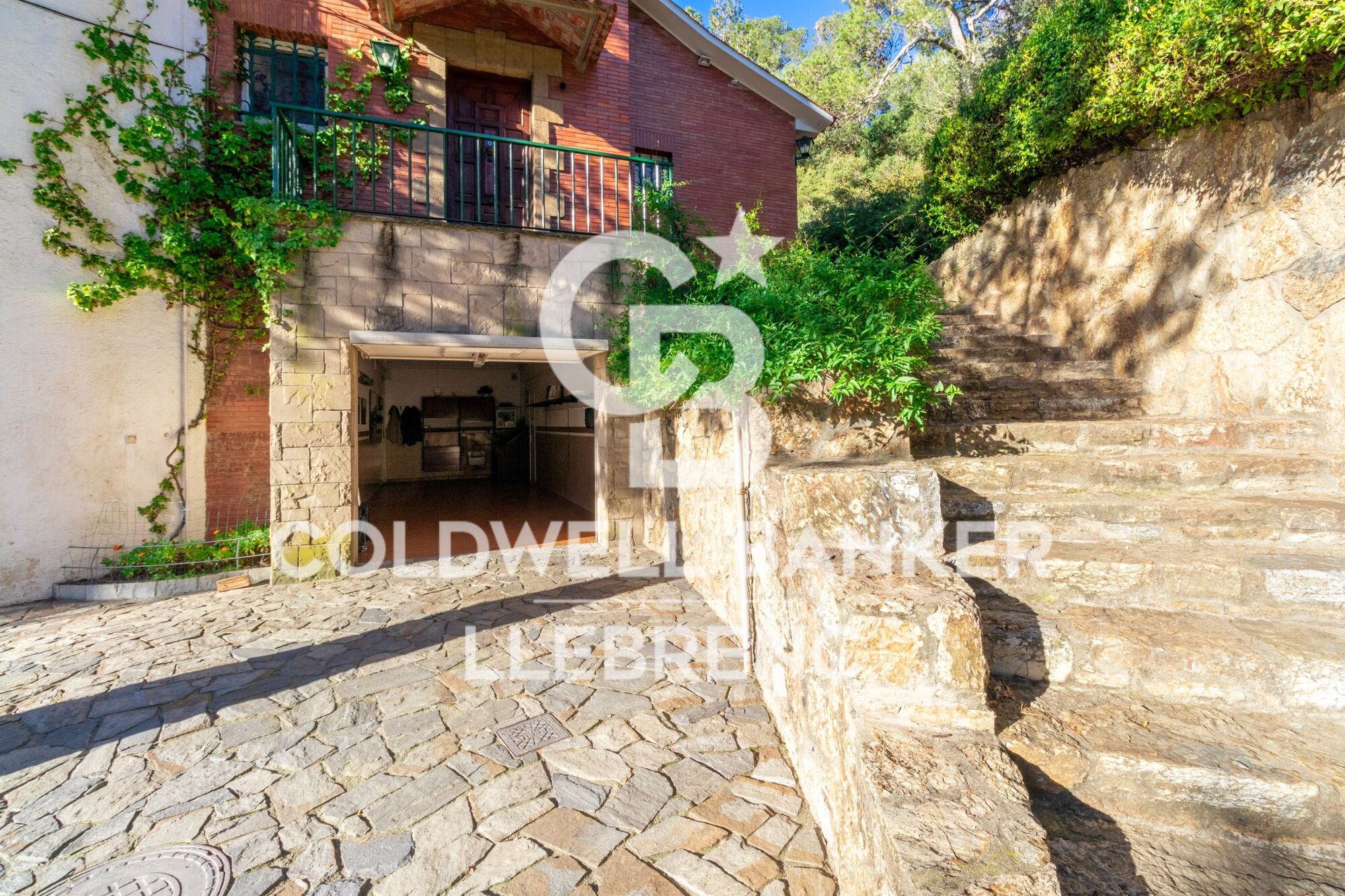 Beautiful house with a large plot for sale on the road from Vallvidrera to Molins de Rei