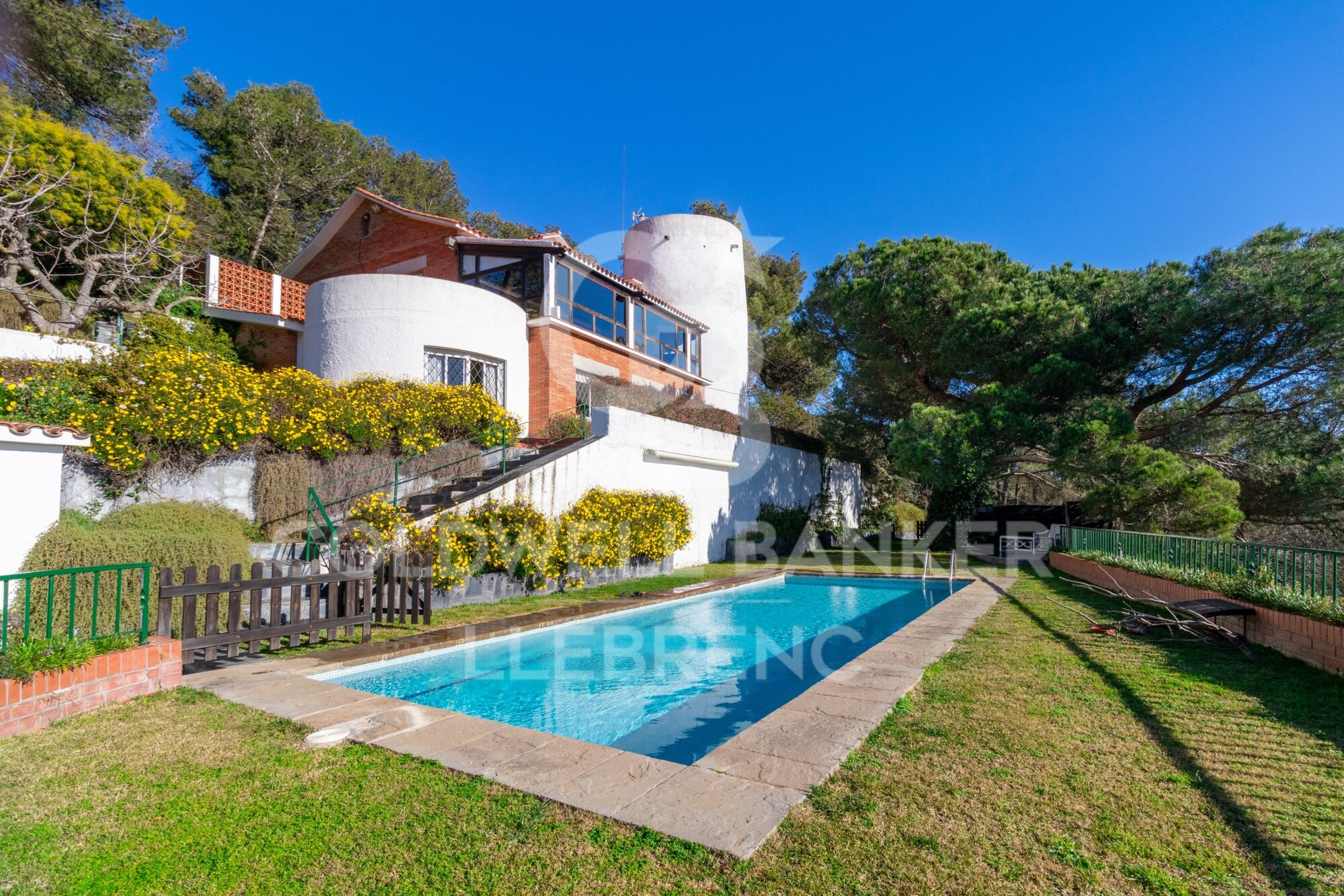 Beautiful house with a large plot for sale on the road from Vallvidrera to Molins de Rei