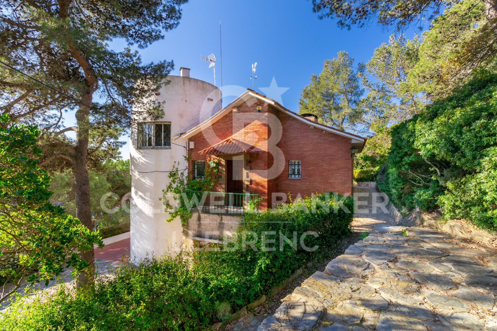 Beautiful house with a large plot for sale on the road from Vallvidrera to Molins de Rei