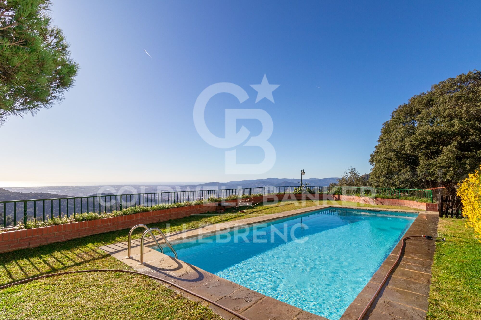 Beautiful house with a large plot for sale on the road from Vallvidrera to Molins de Rei