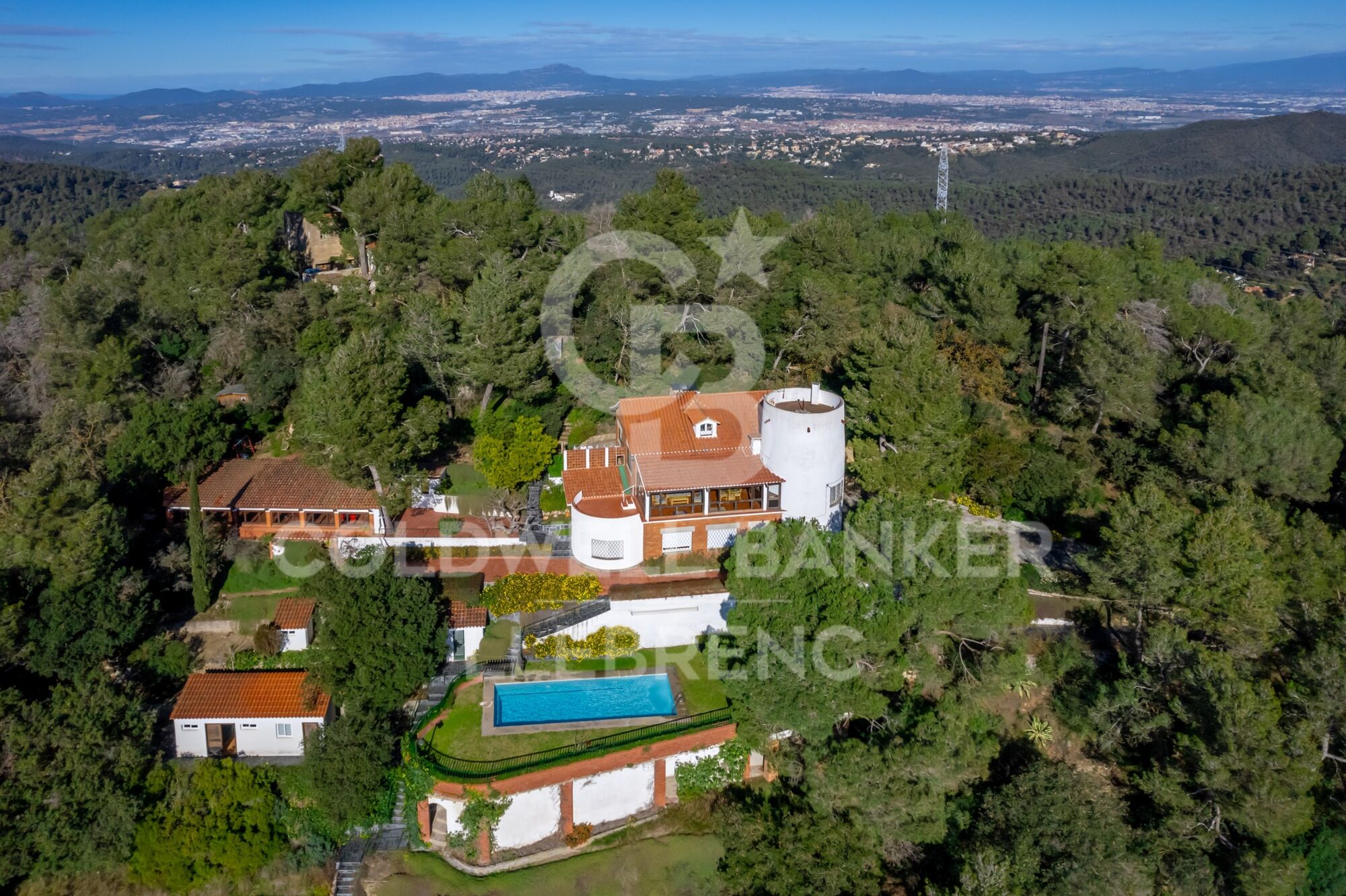 Beautiful house with a large plot for sale on the road from Vallvidrera to Molins de Rei