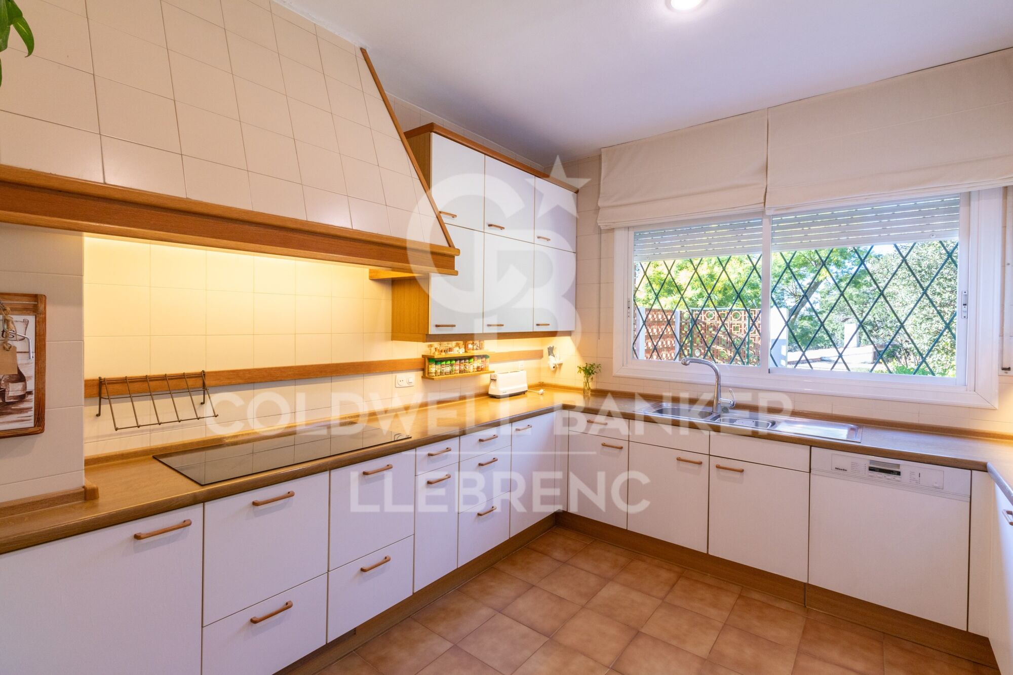 Beautiful house with a large plot for sale on the road from Vallvidrera to Molins de Rei