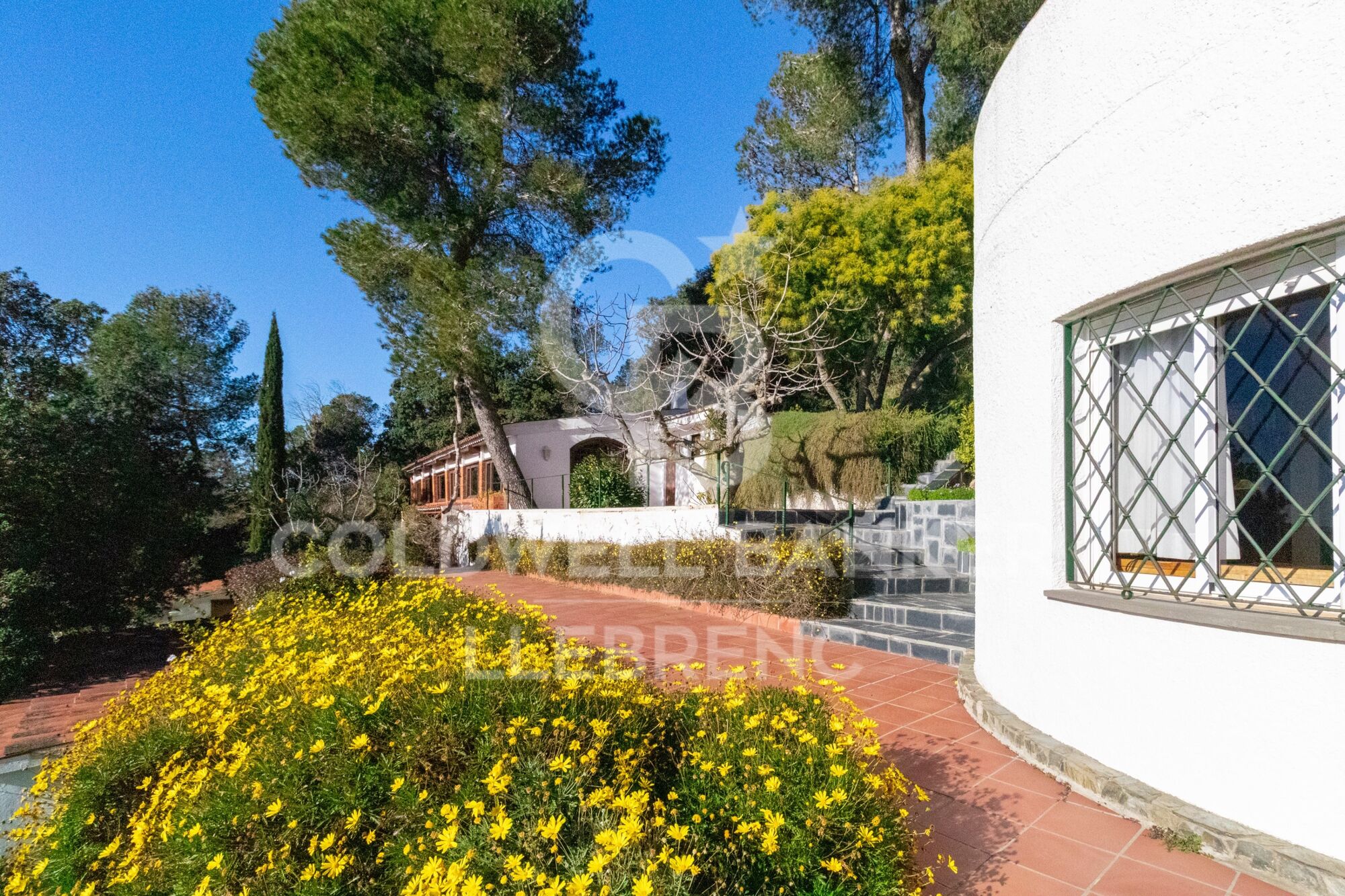 Beautiful house with a large plot for sale on the road from Vallvidrera to Molins de Rei