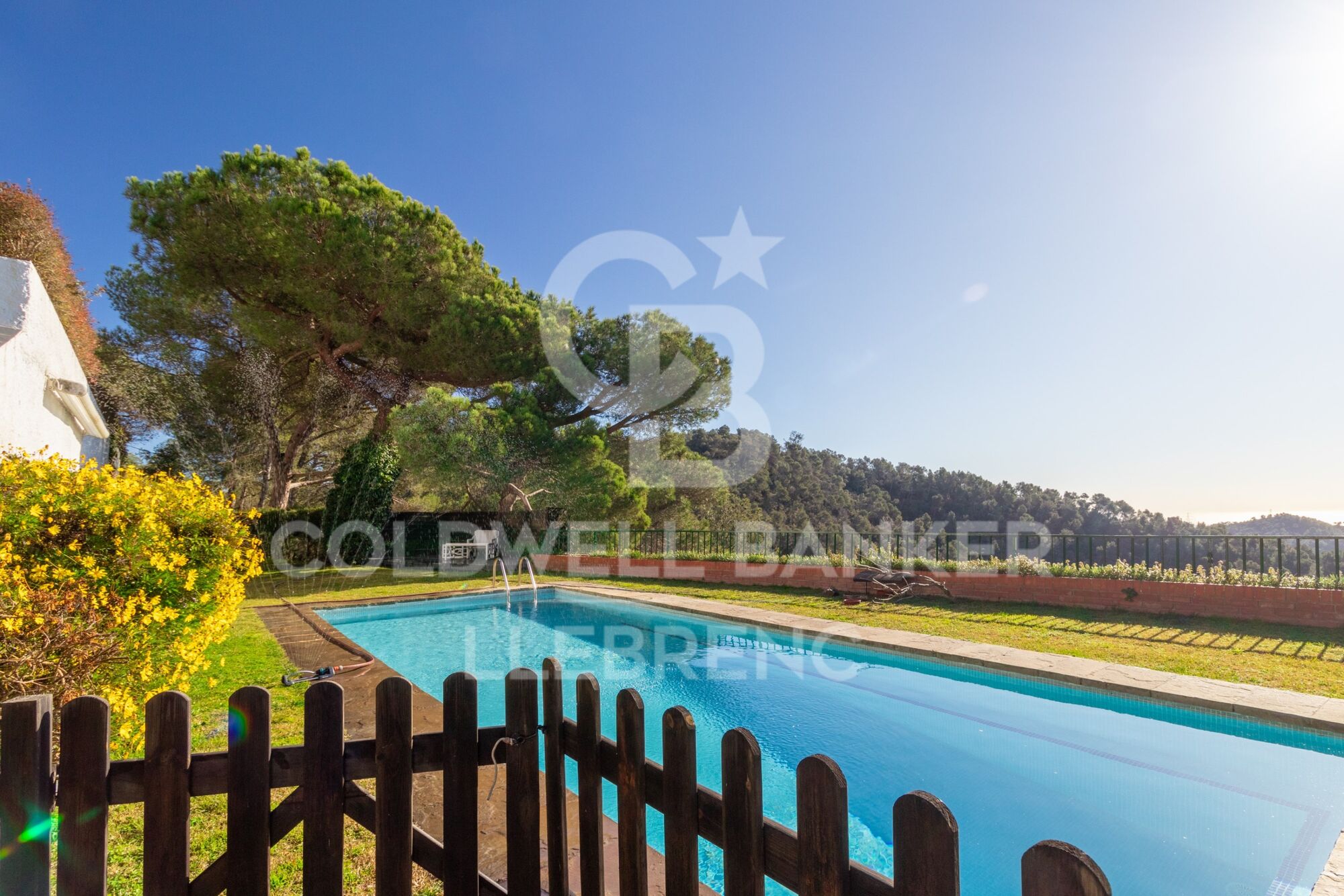 Preciosa casa con un gran terreno en venta en la carretera de Vallvidrera a Molins de Rei