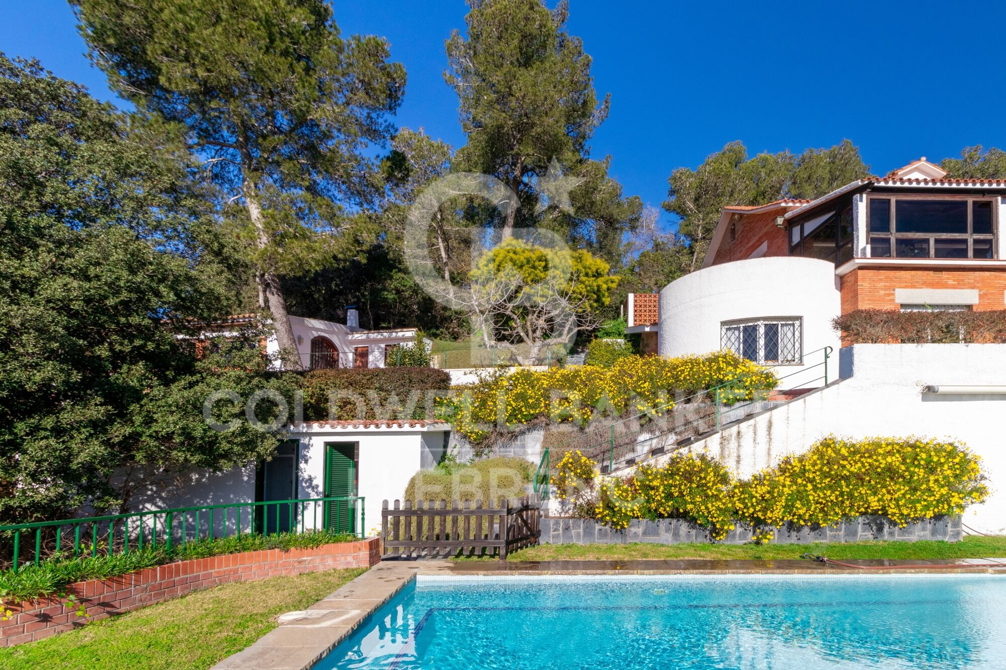 Beautiful house with a large plot for sale on the road from Vallvidrera to Molins de Rei