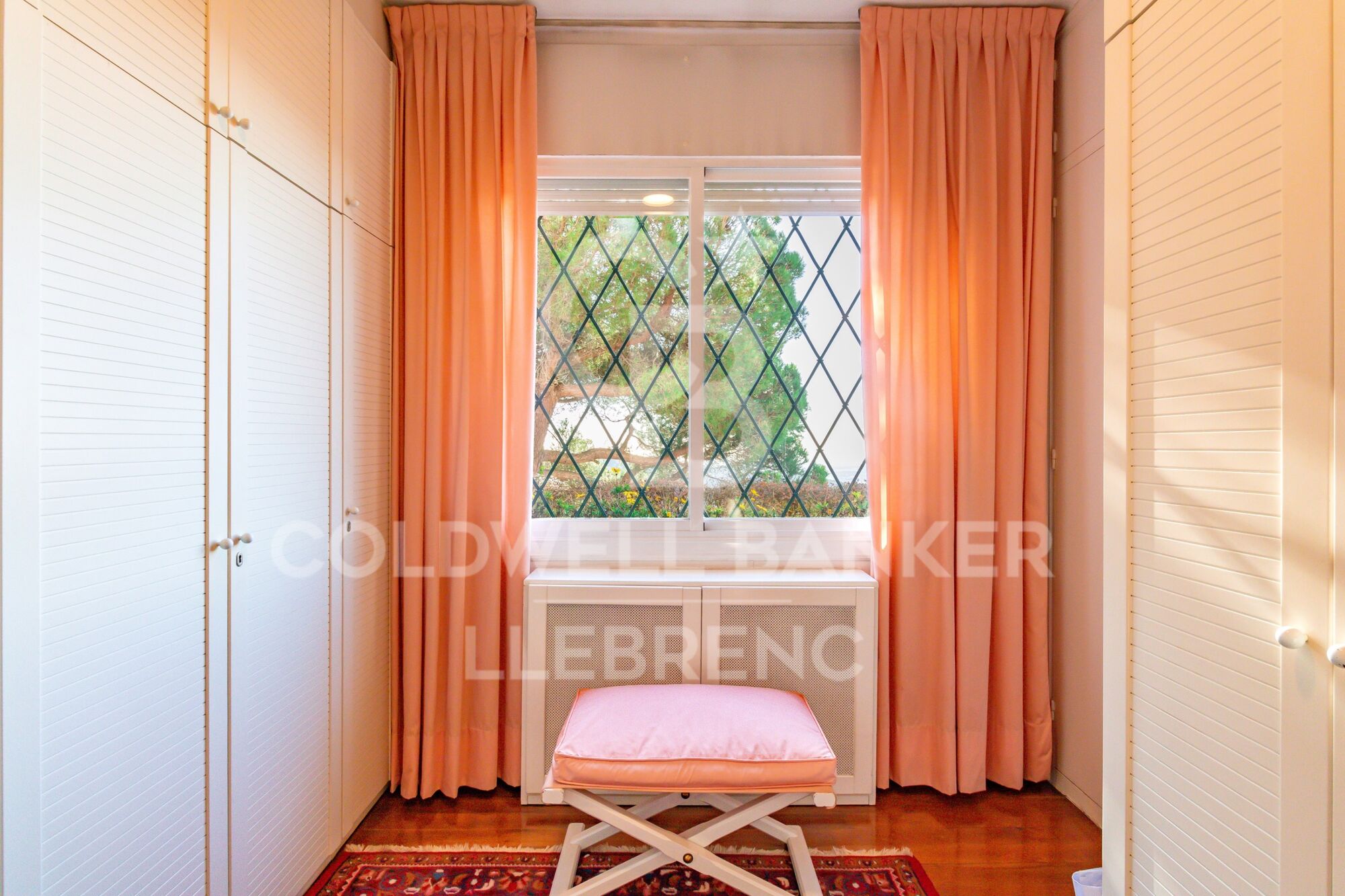 Preciosa casa con un gran terreno en venta en la carretera de Vallvidrera a Molins de Rei