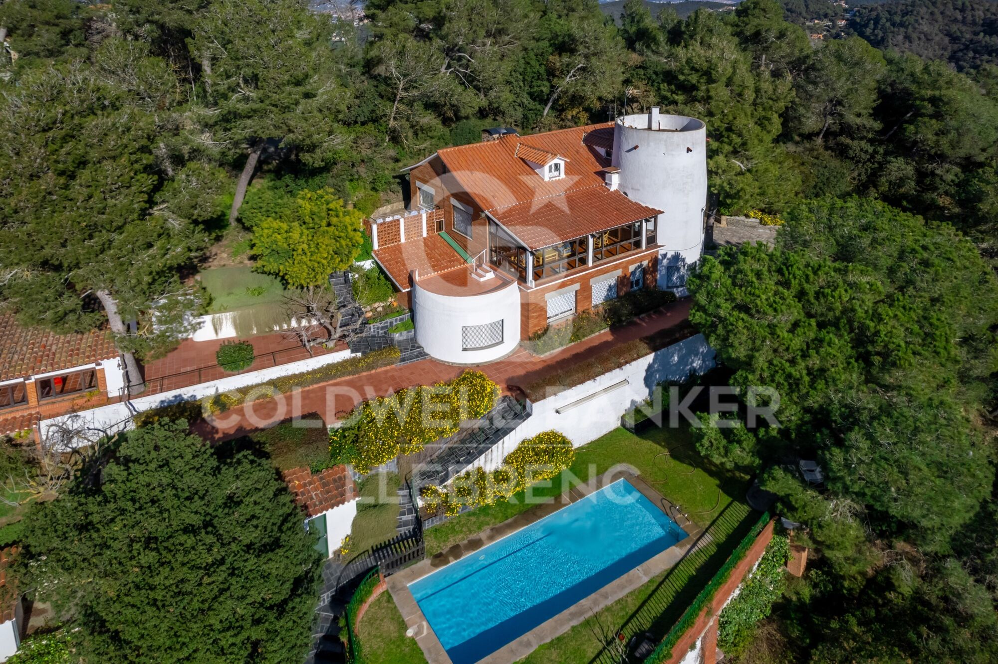 Magnifique maison avec un grand terrain à vendre sur la route de Vallvidrera à Molins de Rei