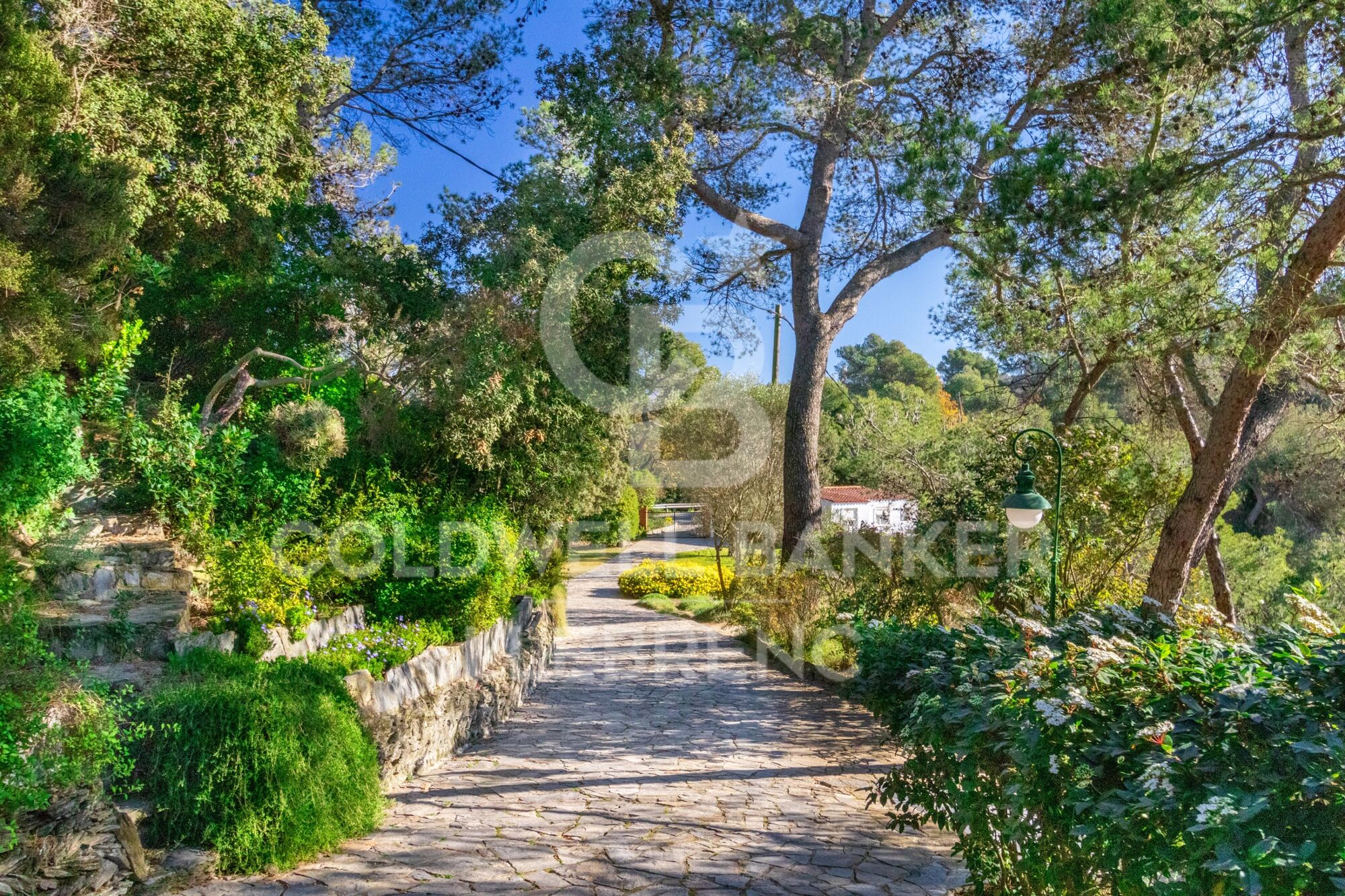 Magnifique maison avec un grand terrain à vendre sur la route de Vallvidrera à Molins de Rei