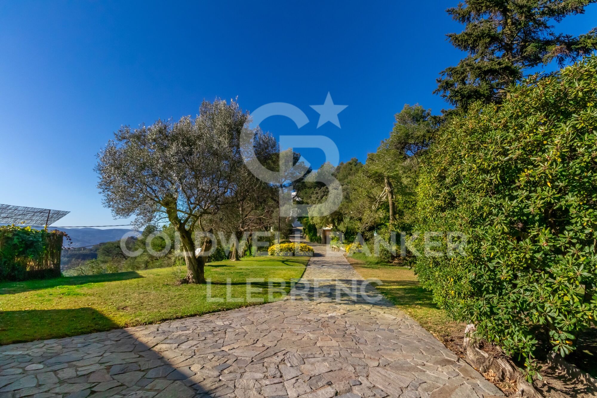 Magnifique maison avec un grand terrain à vendre sur la route de Vallvidrera à Molins de Rei