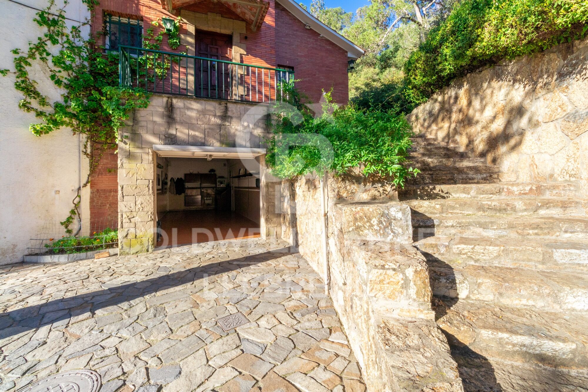 Beautiful house with a large plot for sale on the road from Vallvidrera to Molins de Rei