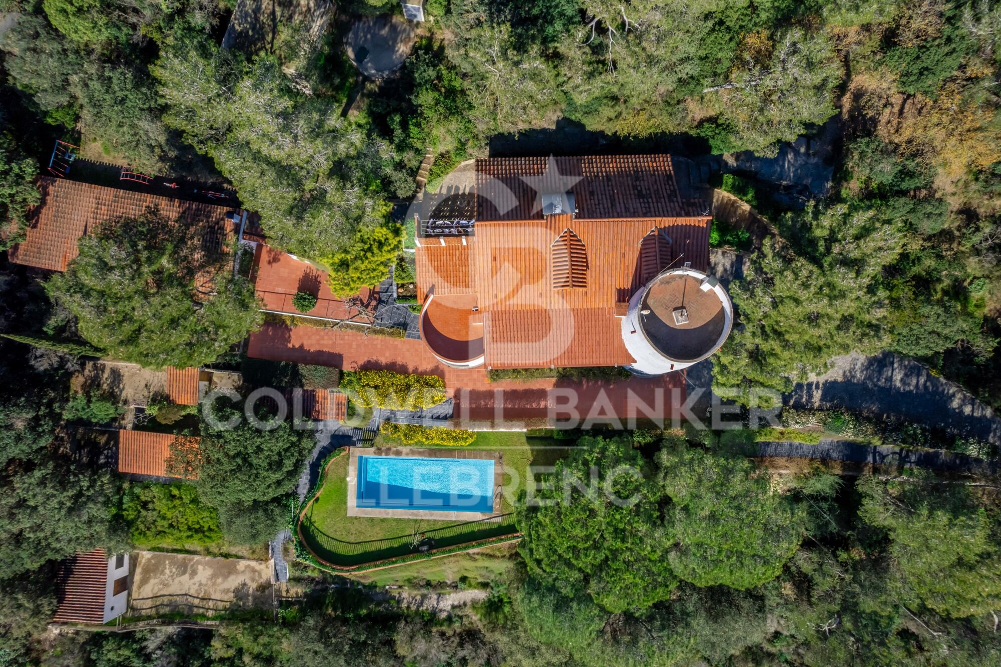 Preciosa casa con un gran terreno en venta en la carretera de Vallvidrera a Molins de Rei