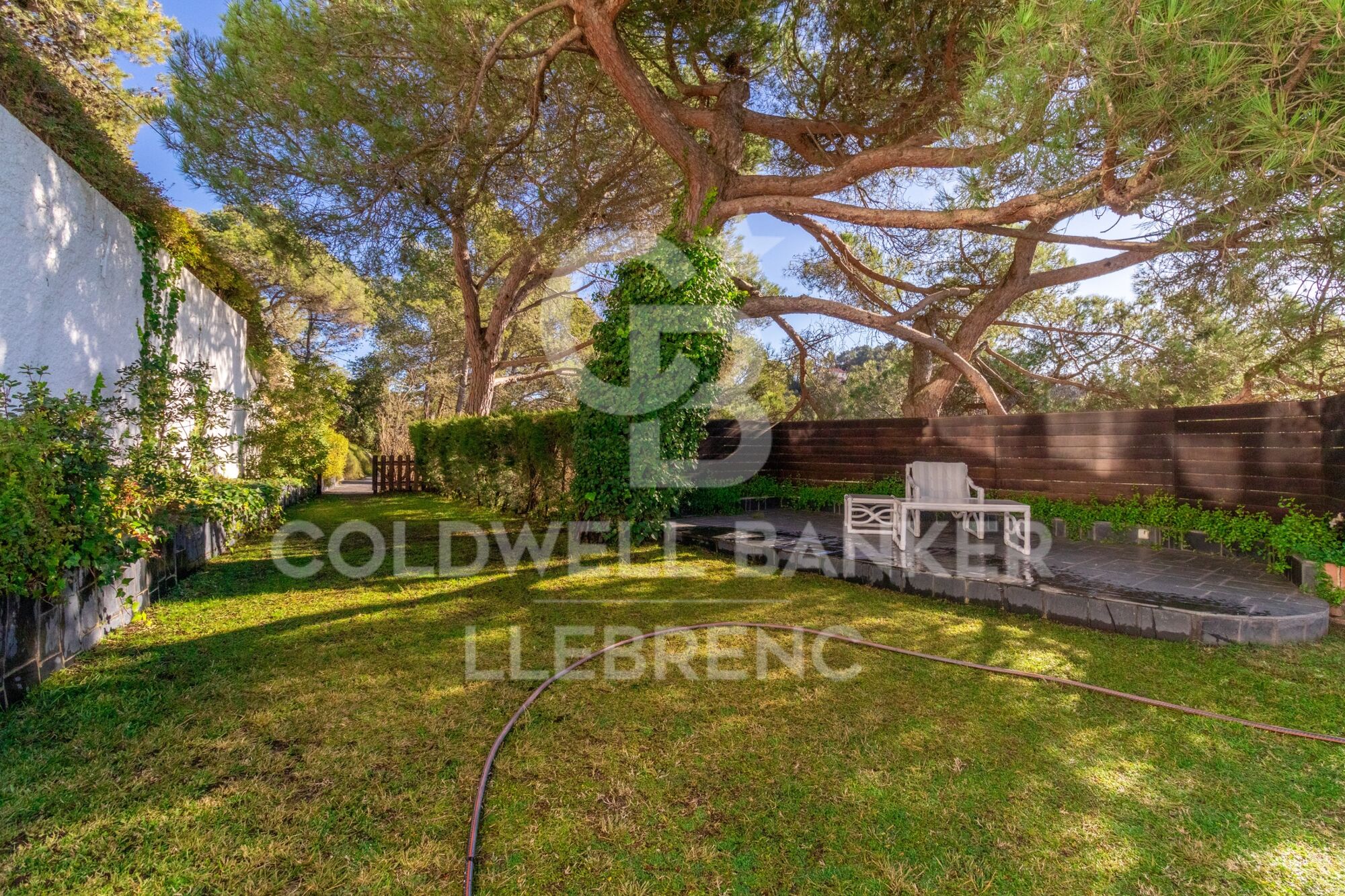 Preciosa casa con un gran terreno en venta en la carretera de Vallvidrera a Molins de Rei