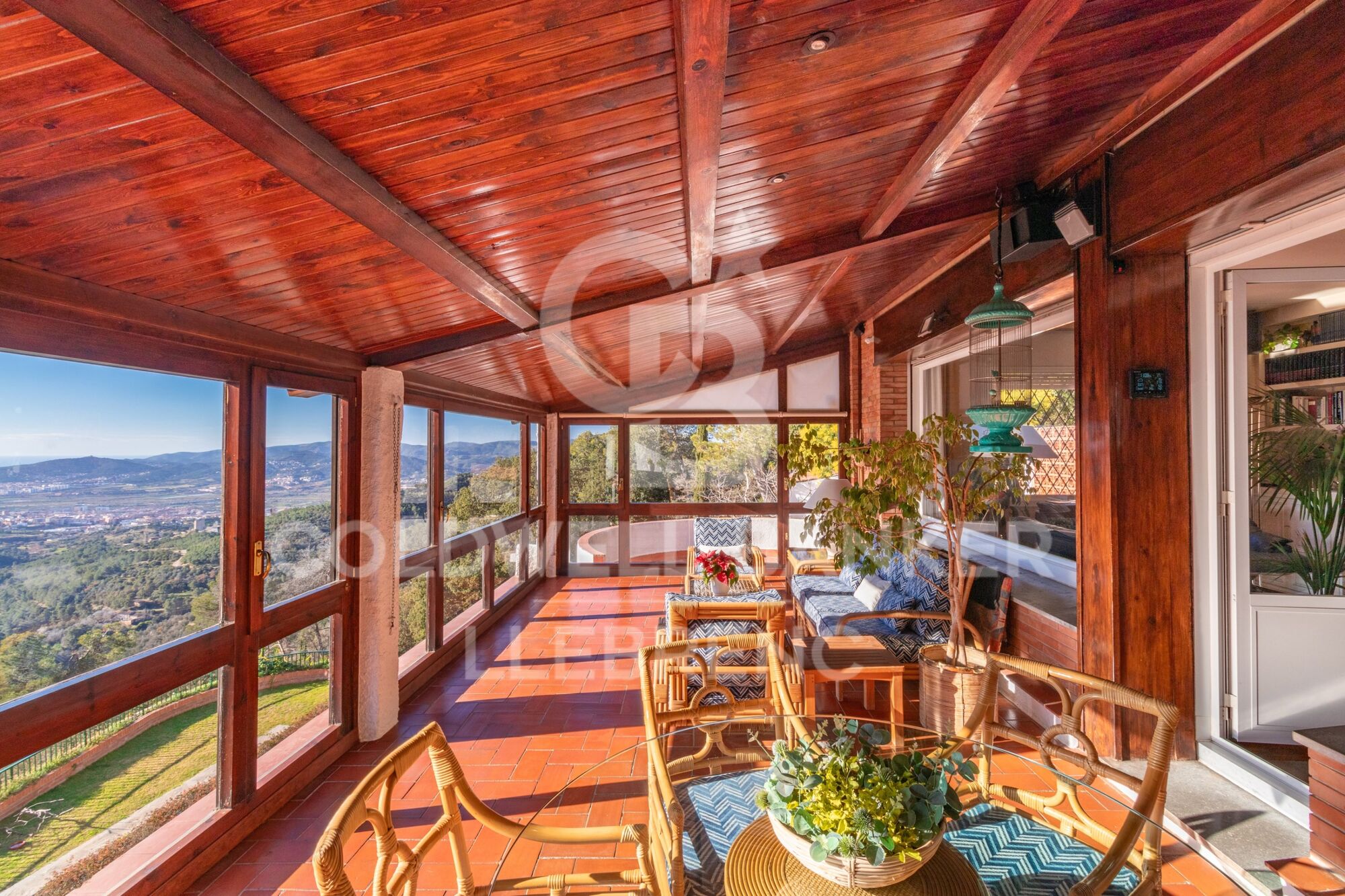 Preciosa casa con un gran terreno en venta en la carretera de Vallvidrera a Molins de Rei