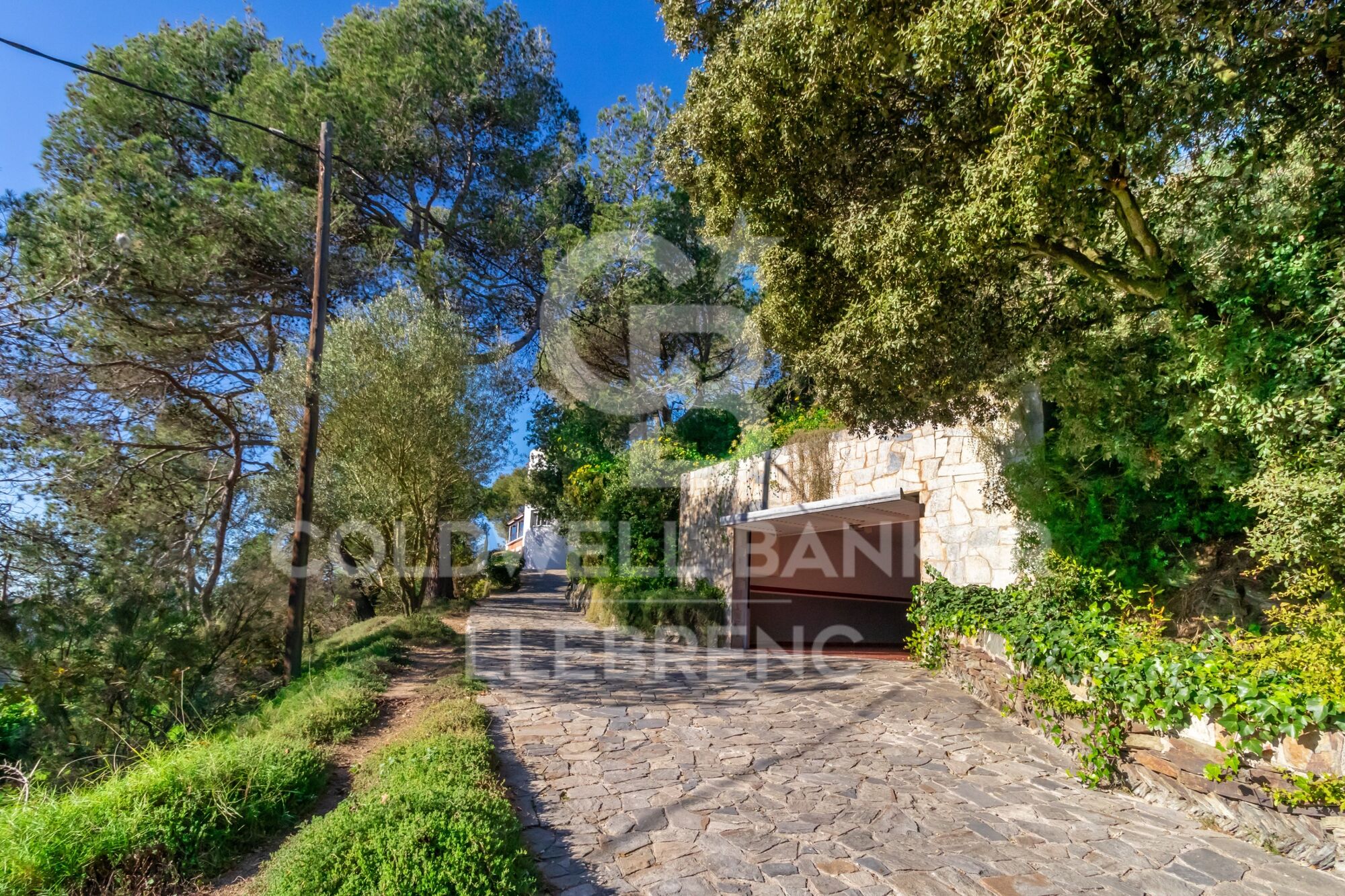 Preciosa casa con un gran terreno en venta en la carretera de Vallvidrera a Molins de Rei