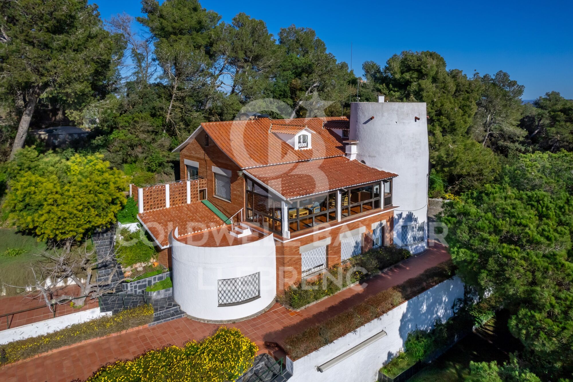 Magnifique maison avec un grand terrain à vendre sur la route de Vallvidrera à Molins de Rei