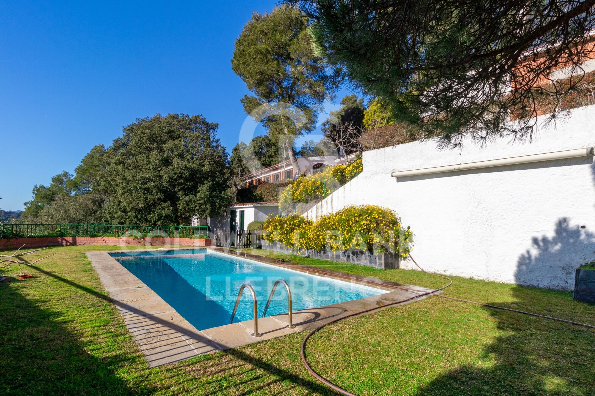 Magnifique maison avec un grand terrain à vendre sur la route de Vallvidrera à Molins de Rei