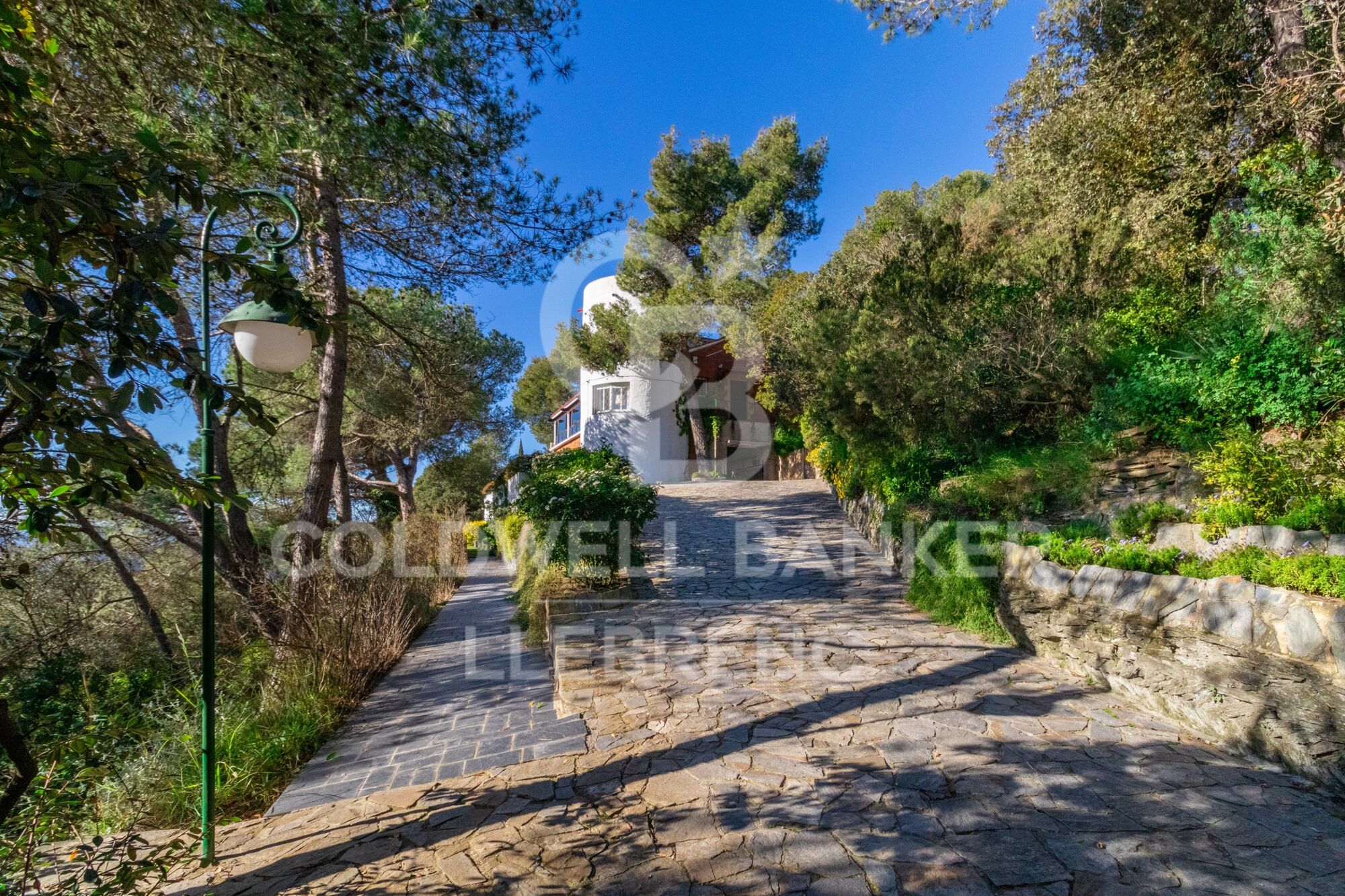 Magnifique maison avec un grand terrain à vendre sur la route de Vallvidrera à Molins de Rei