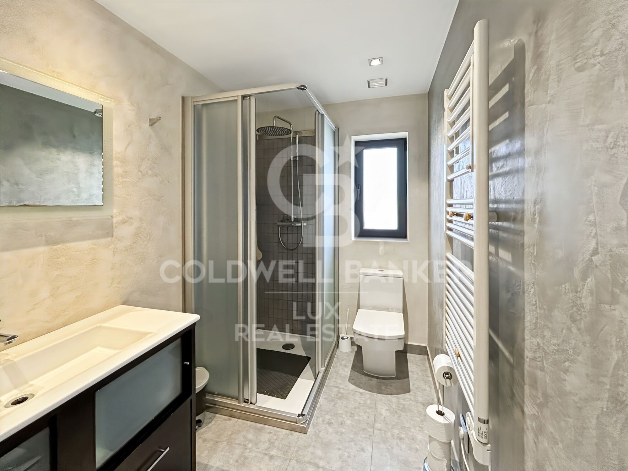 Independent residence with pool and garage