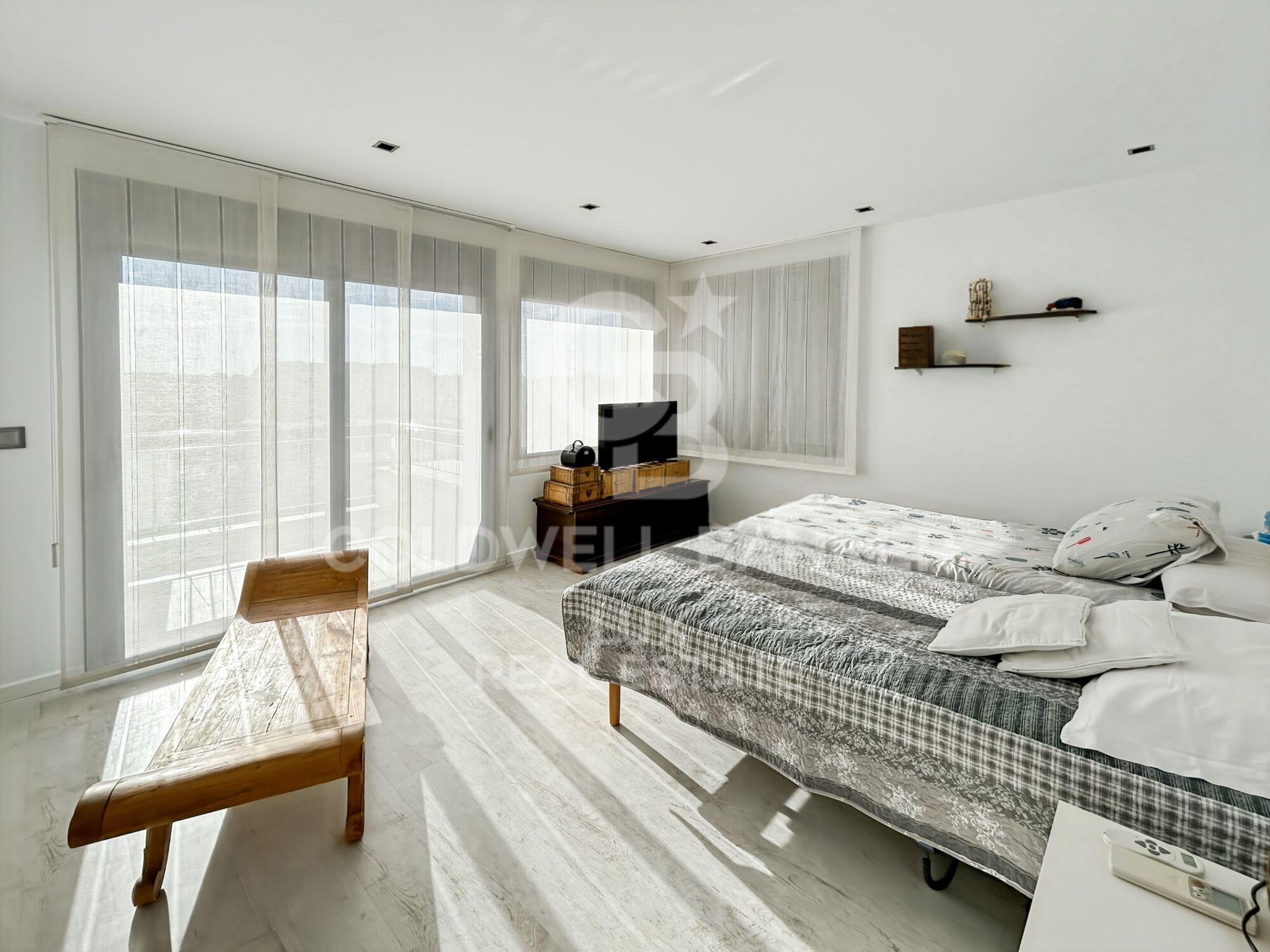 Independent residence with pool and garage