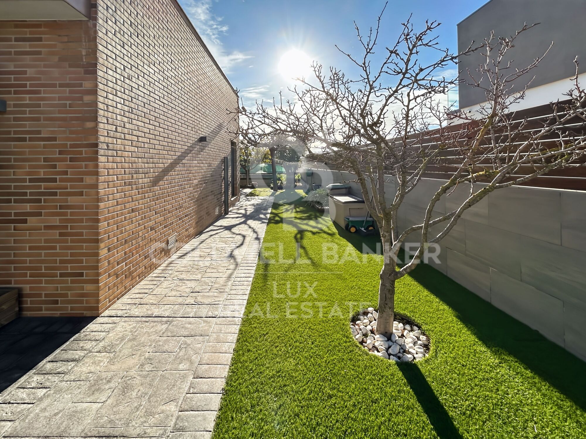 Independent residence with pool and garage