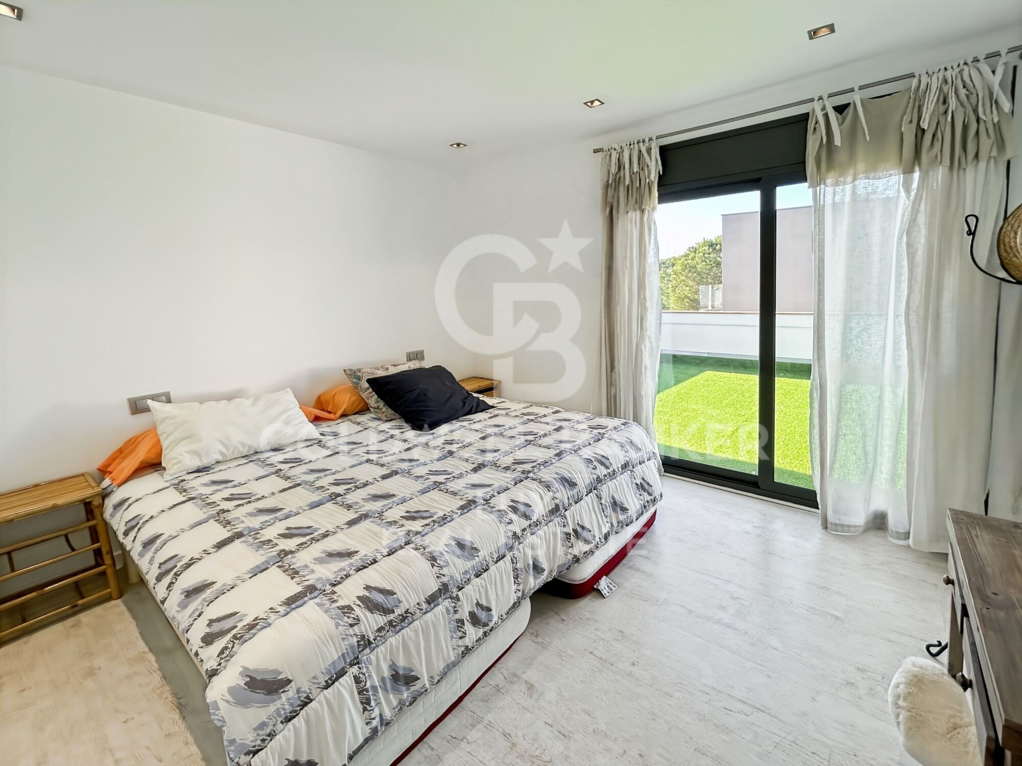 Independent residence with pool and garage