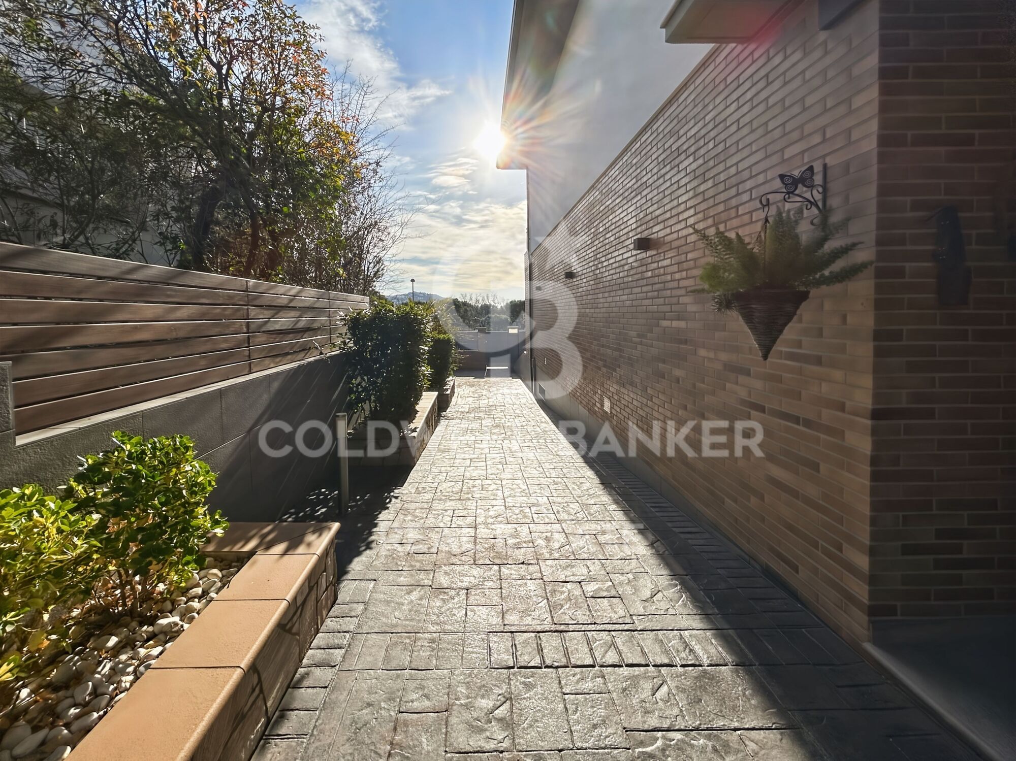 Independent residence with pool and garage