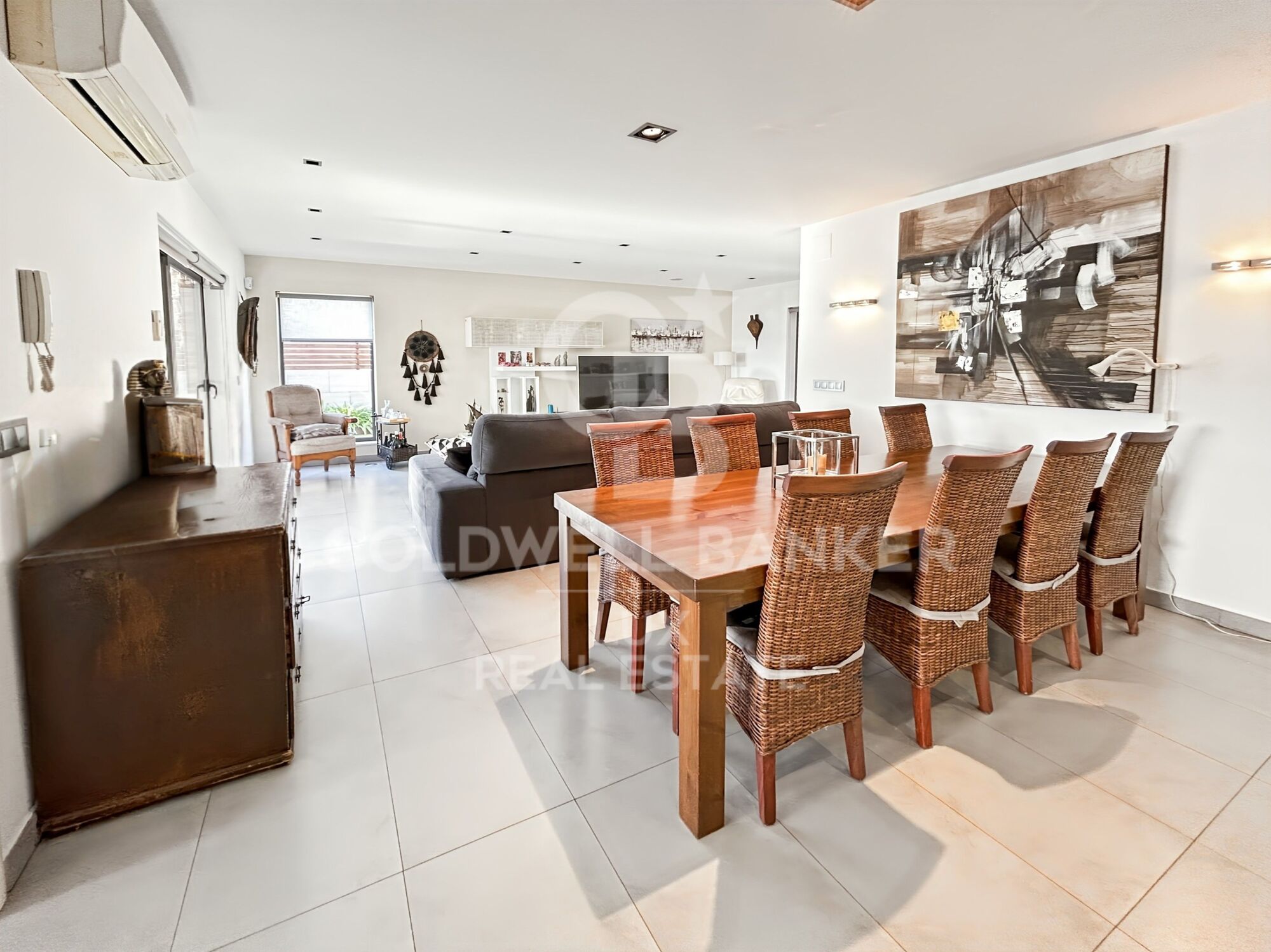 Independent residence with pool and garage