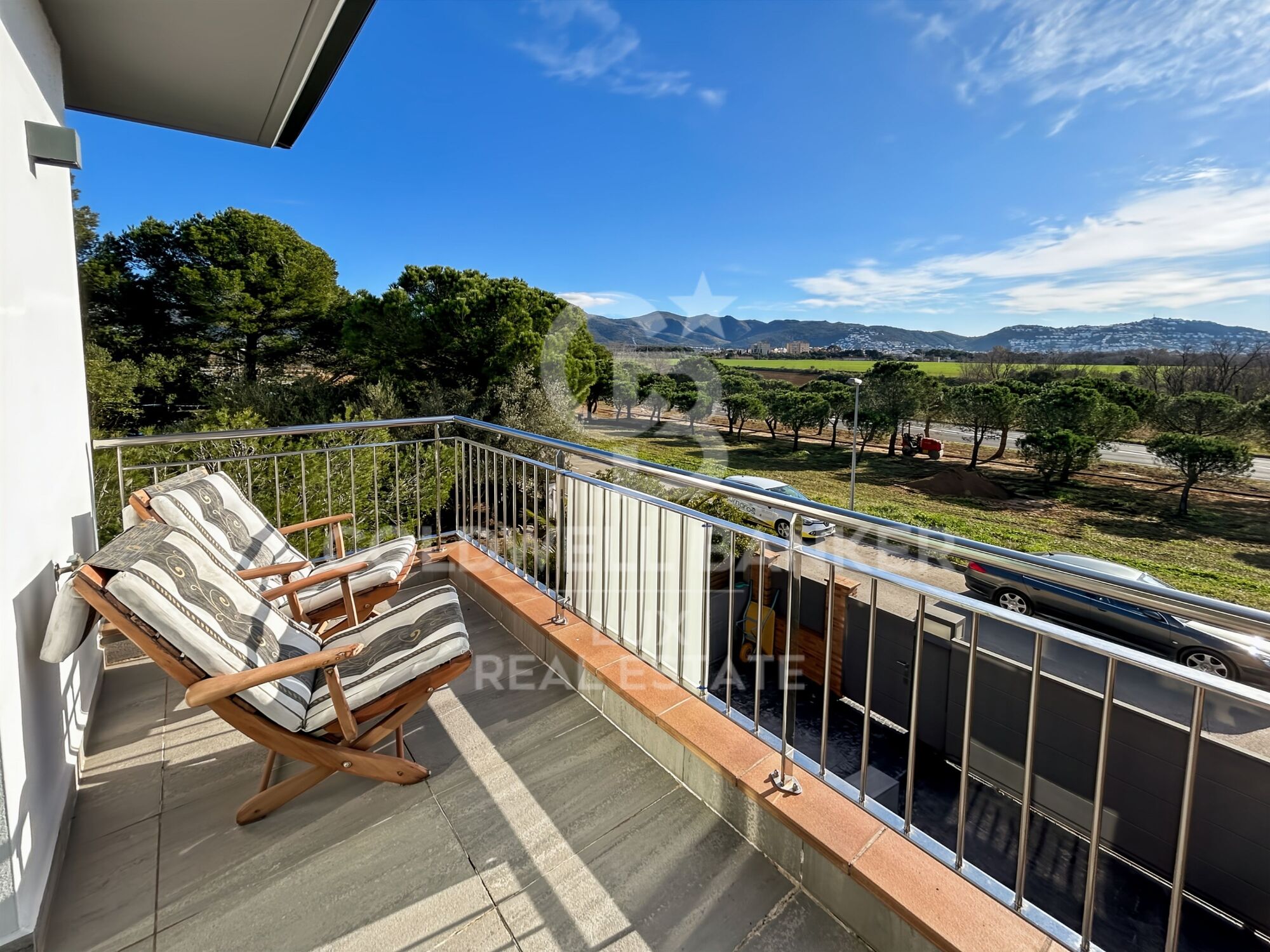 Independent residence with pool and garage