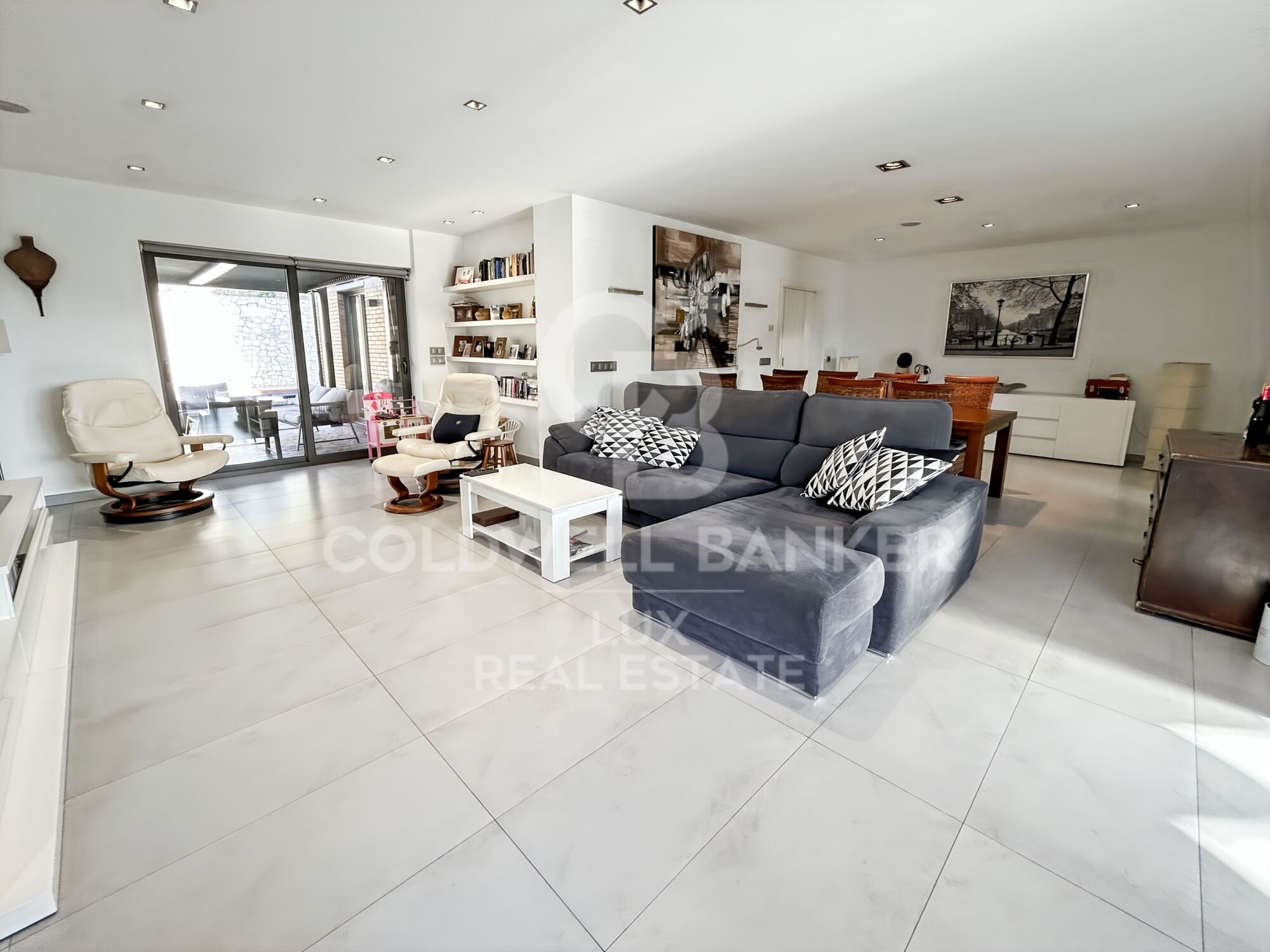 Independent residence with pool and garage