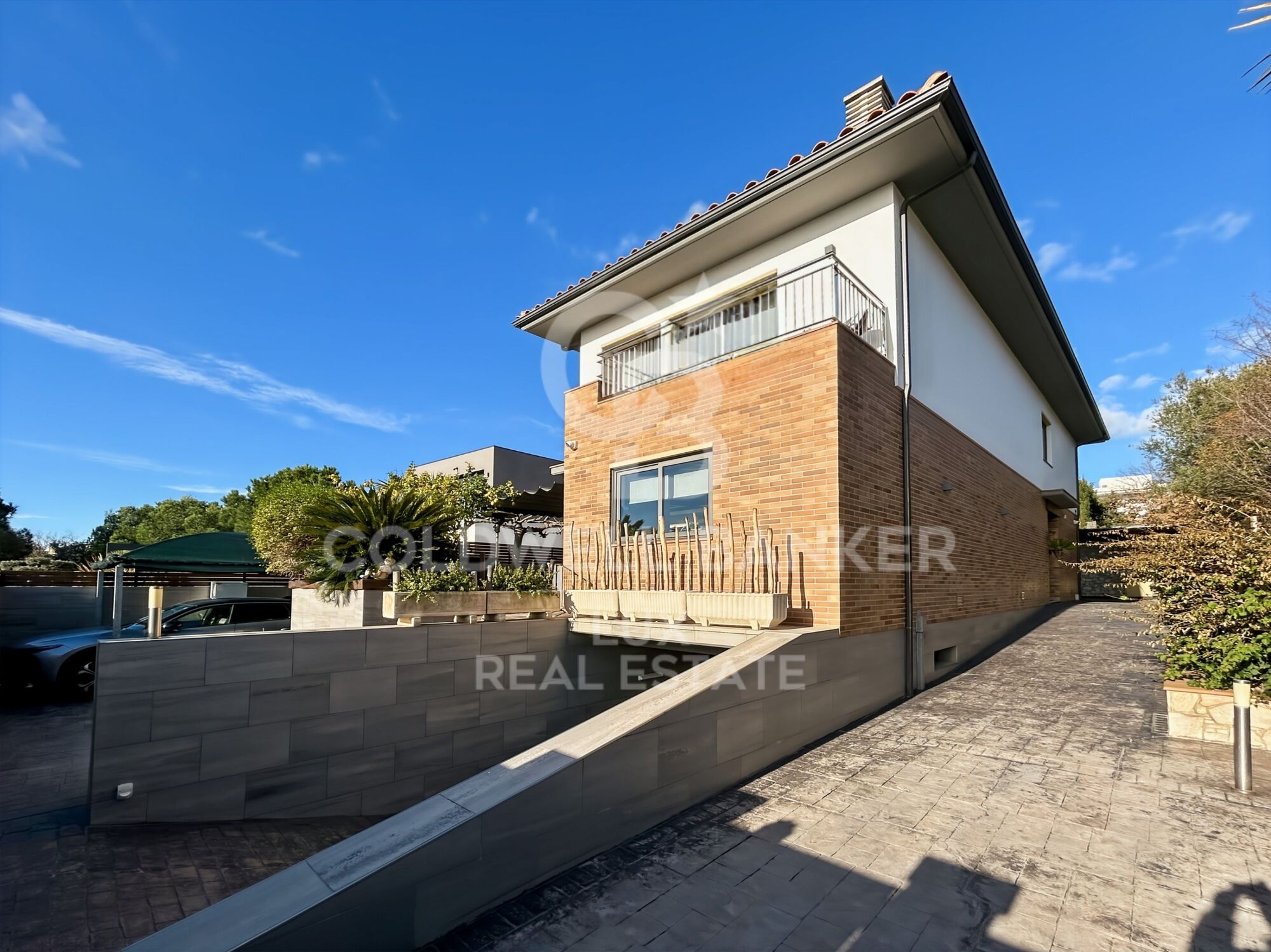 Independent residence with pool and garage