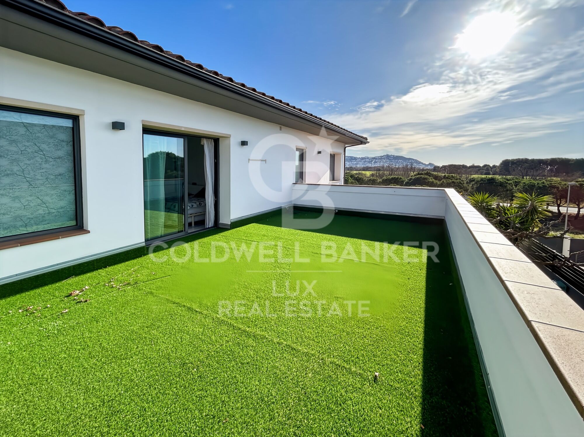 Independent residence with pool and garage
