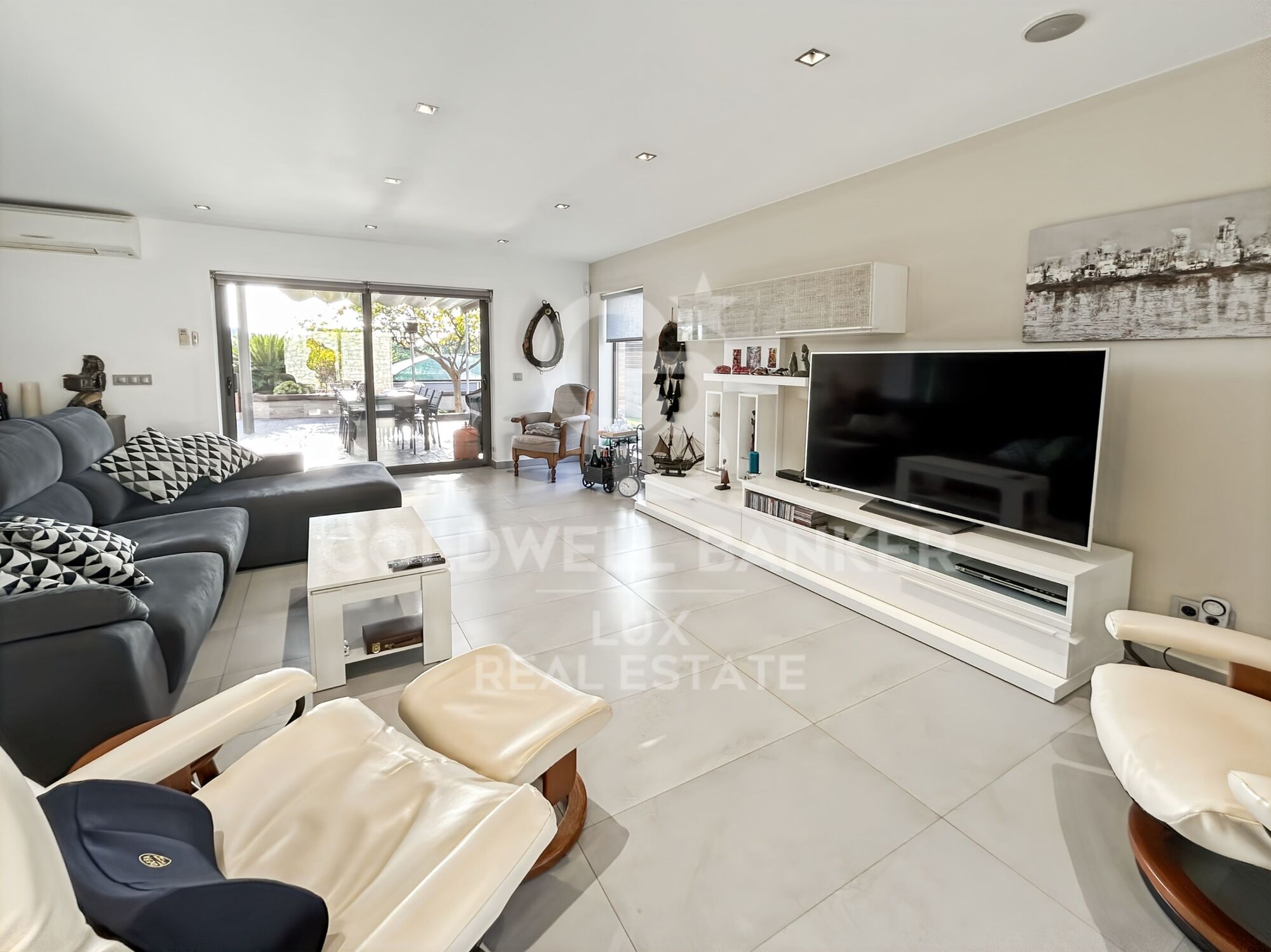 Independent residence with pool and garage