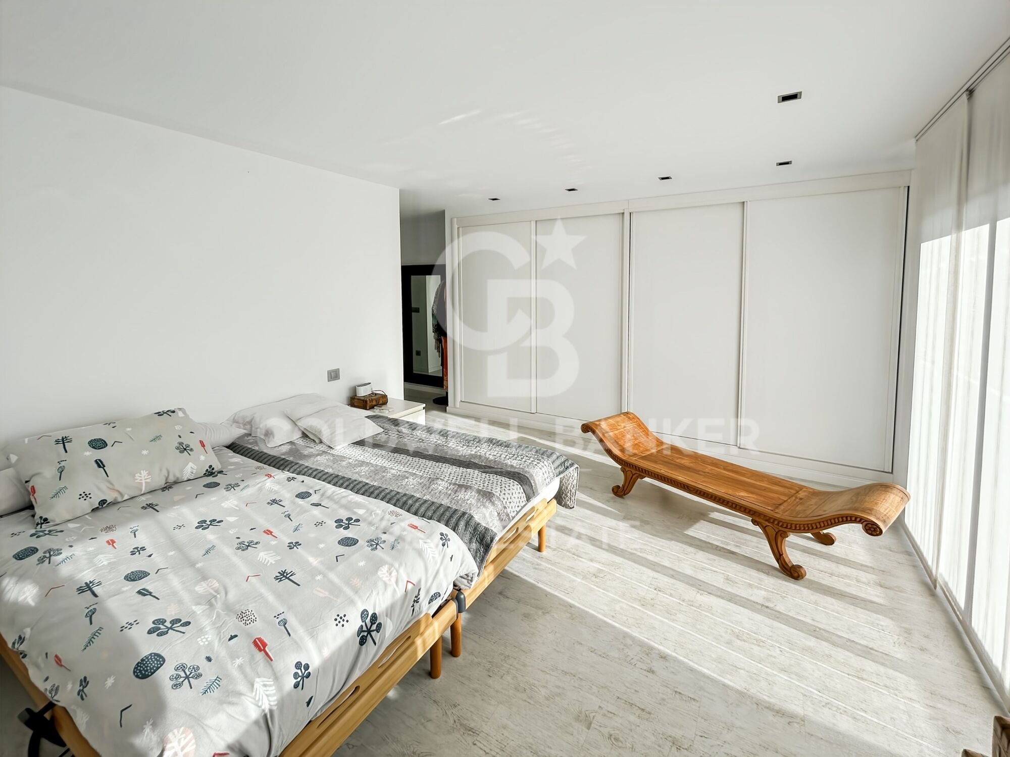 Independent residence with pool and garage