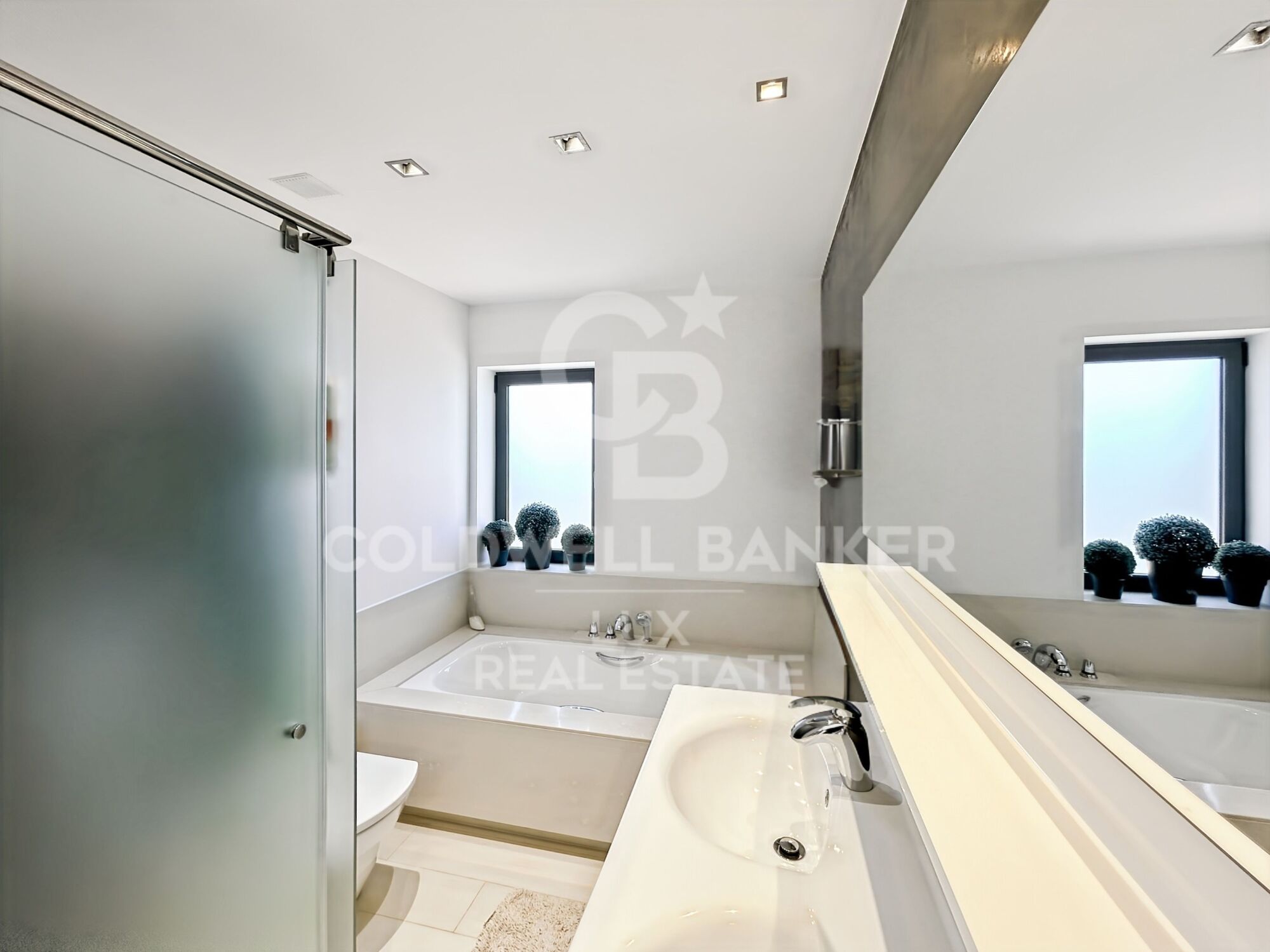 Independent residence with pool and garage