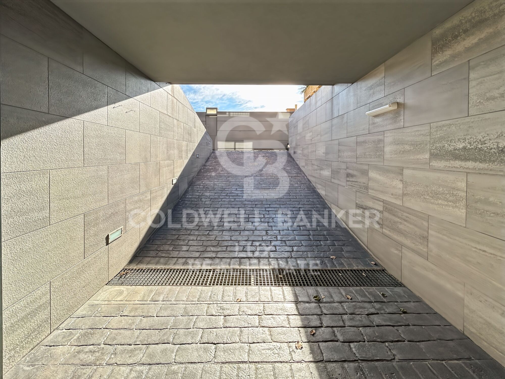 Independent residence with pool and garage