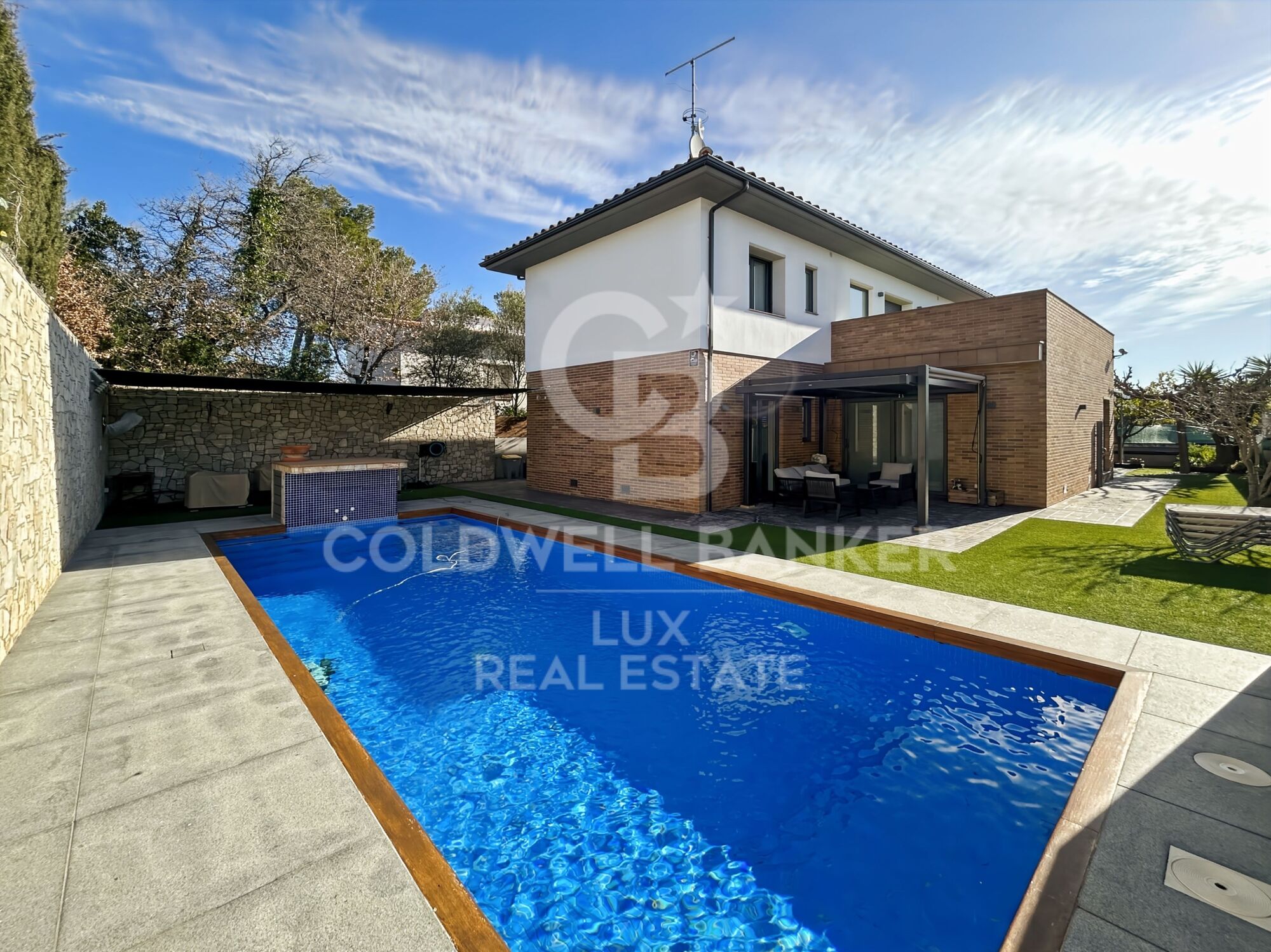 Independent residence with pool and garage