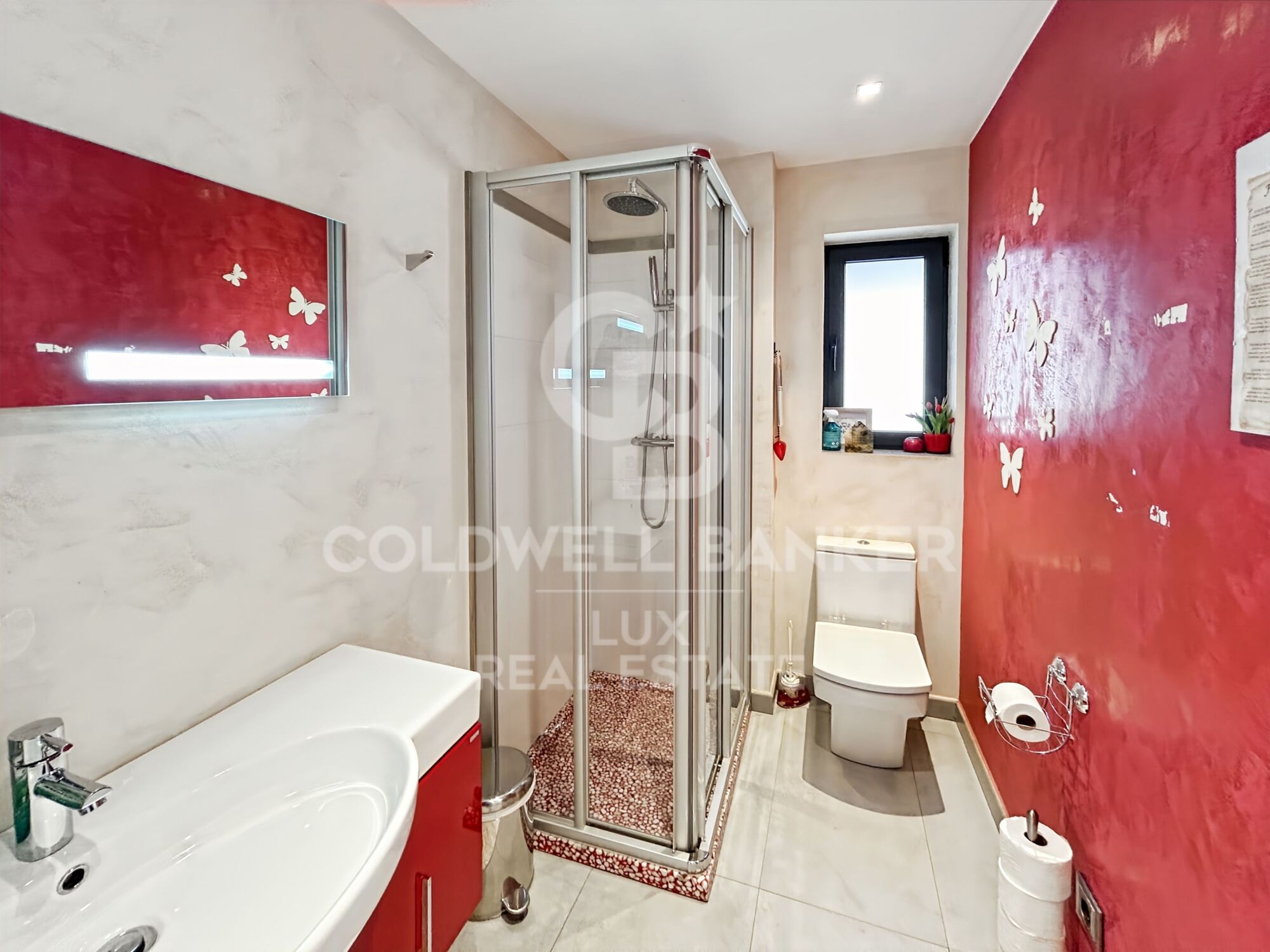 Independent residence with pool and garage