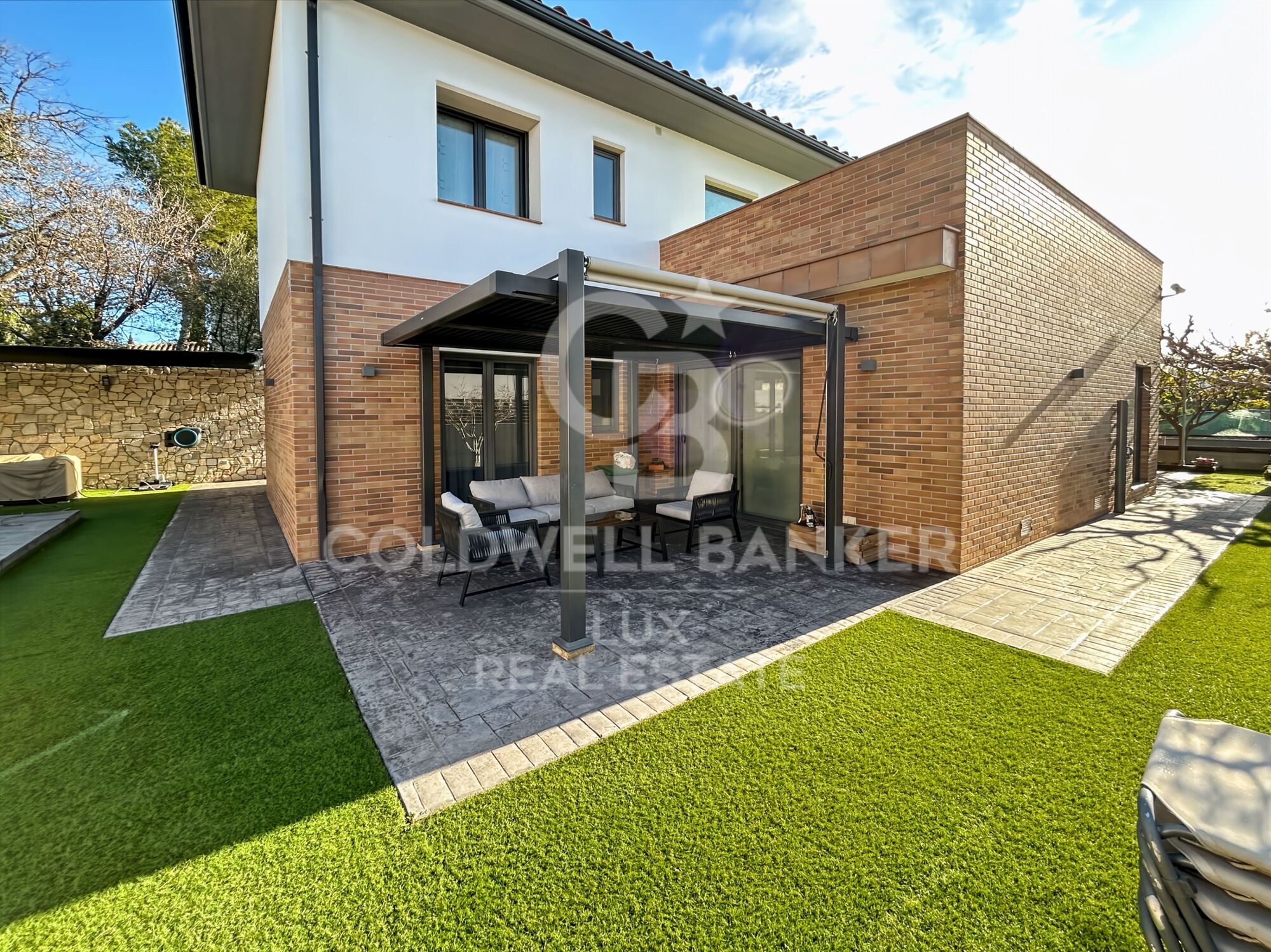 Independent residence with pool and garage