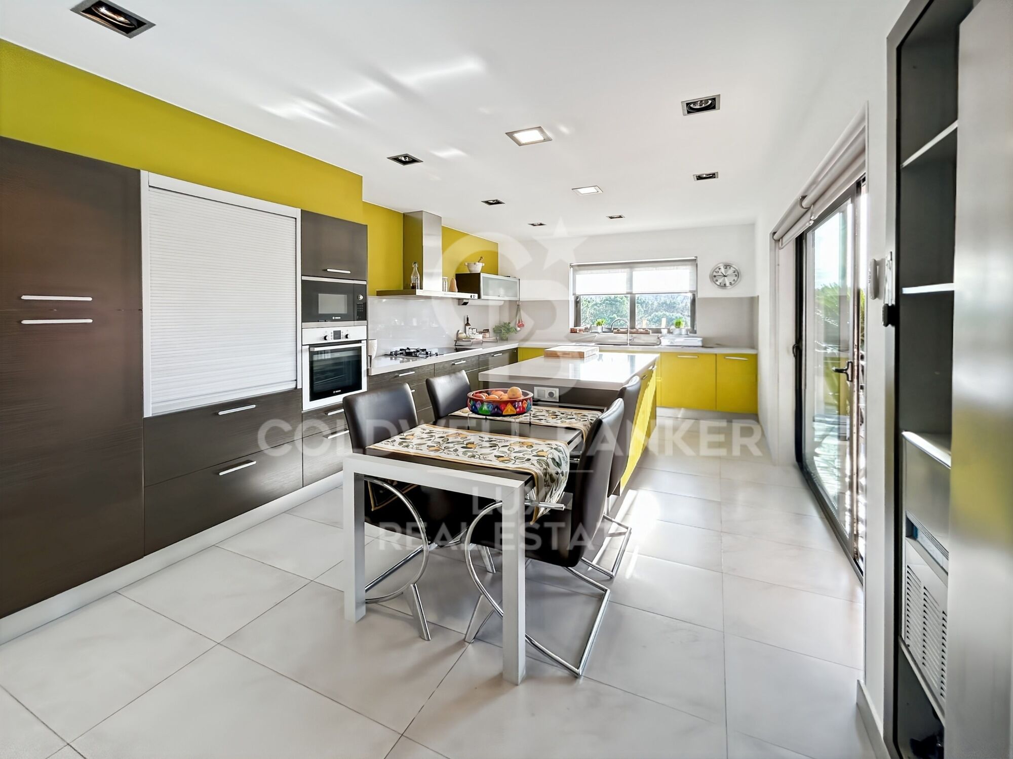 Independent residence with pool and garage