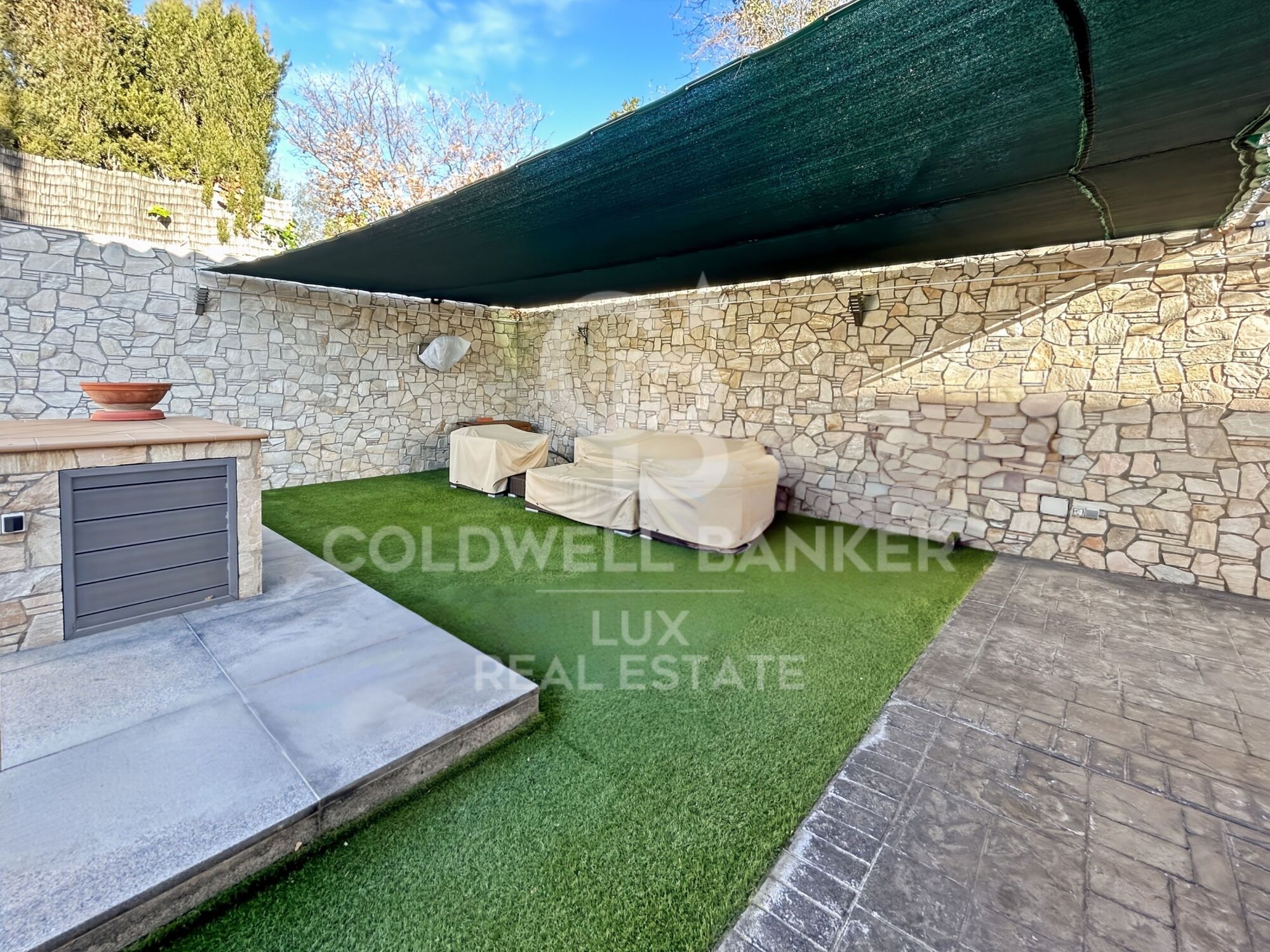 Independent residence with pool and garage