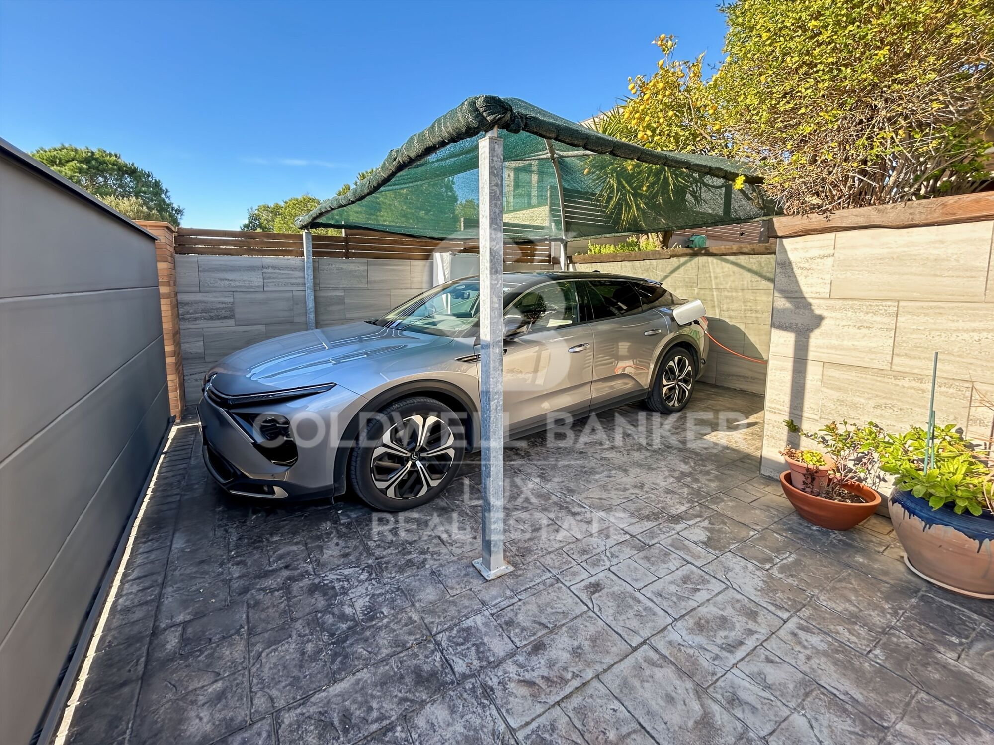 Independent residence with pool and garage
