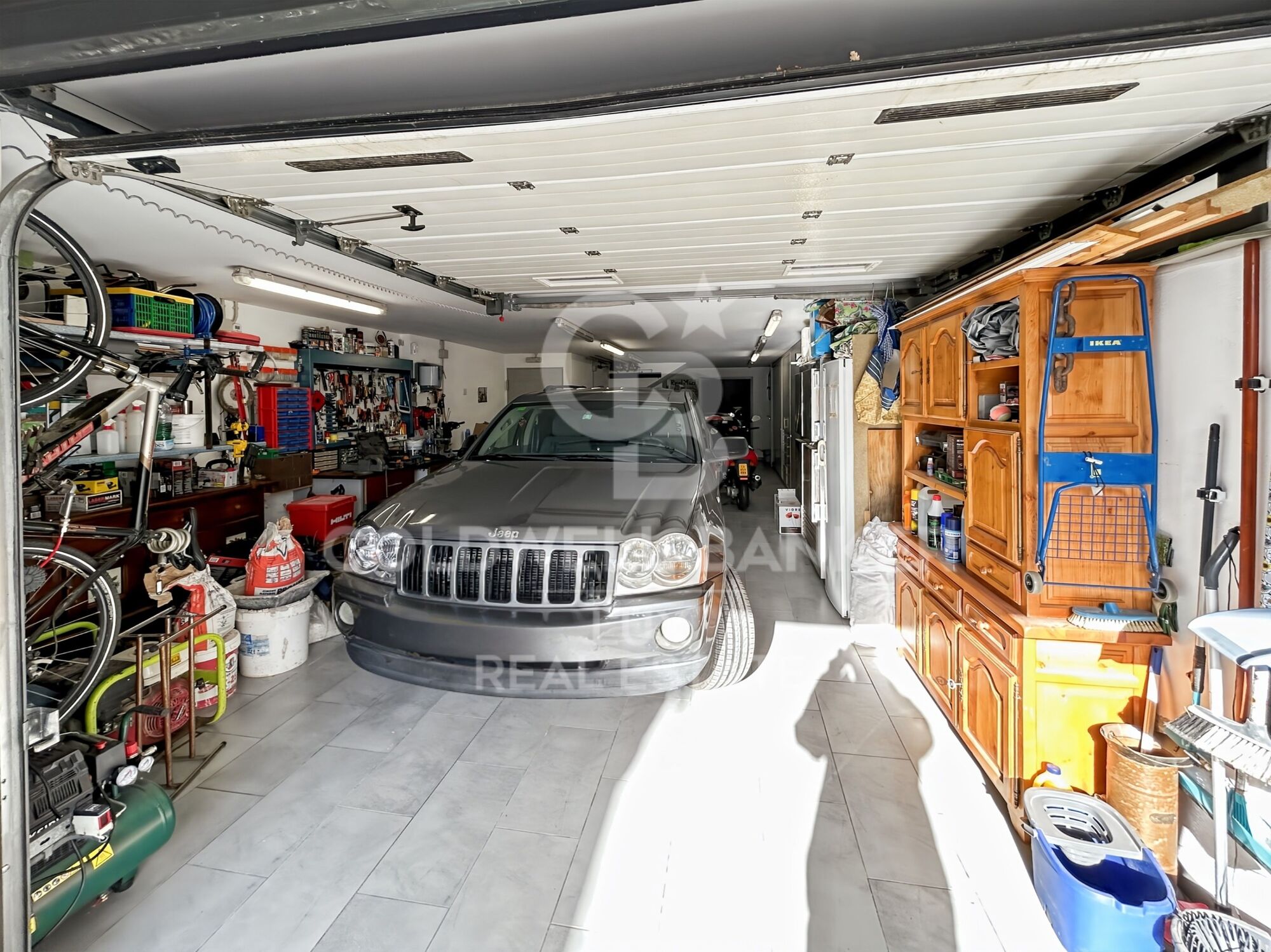 Independent residence with pool and garage