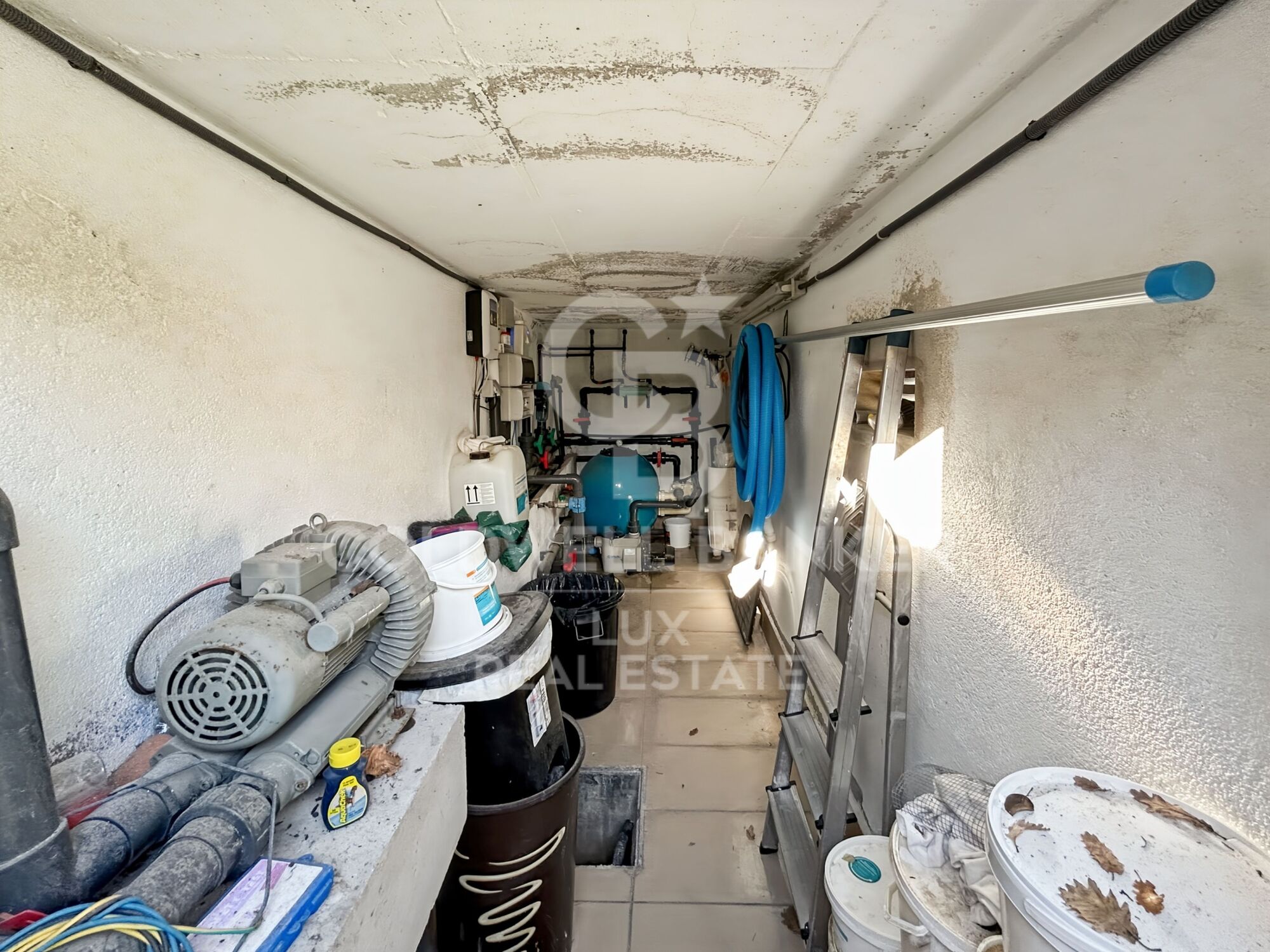 Independent residence with pool and garage