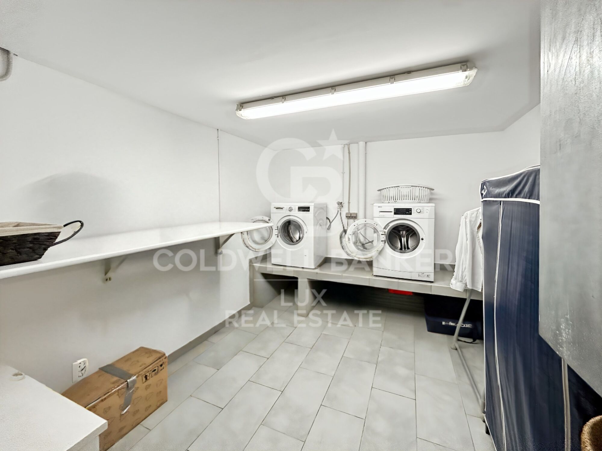 Independent residence with pool and garage