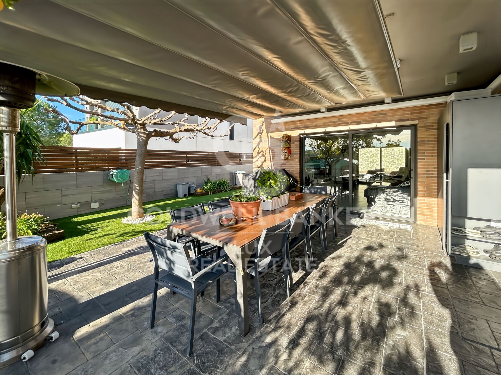 Résidence indépendante avec piscine et garage