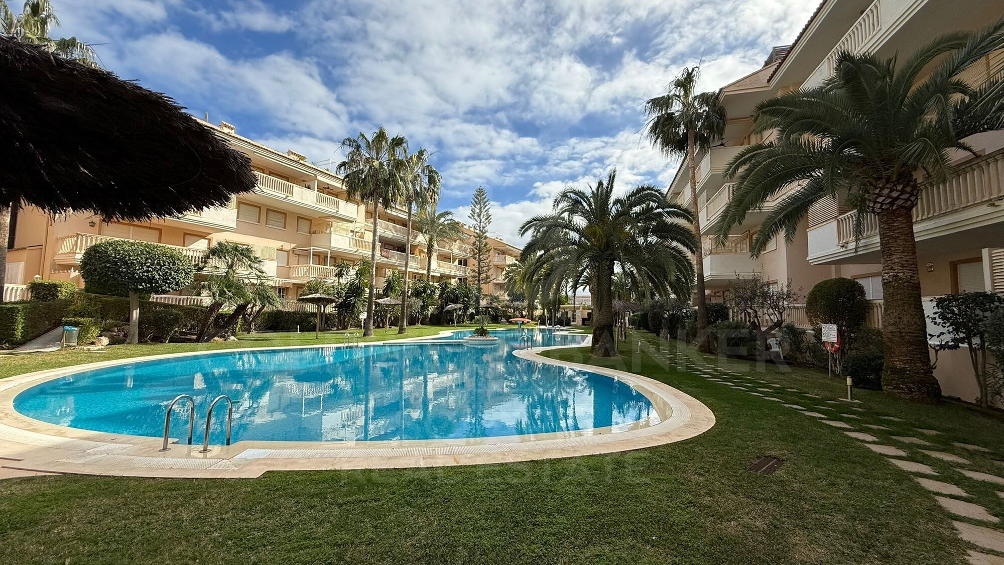 EN EXCLUSIVA MARAVILLOSO DUPLEX EN VENTA A TAN SOLO 200 METROS DE LA PLAYA DEL ARENAL.