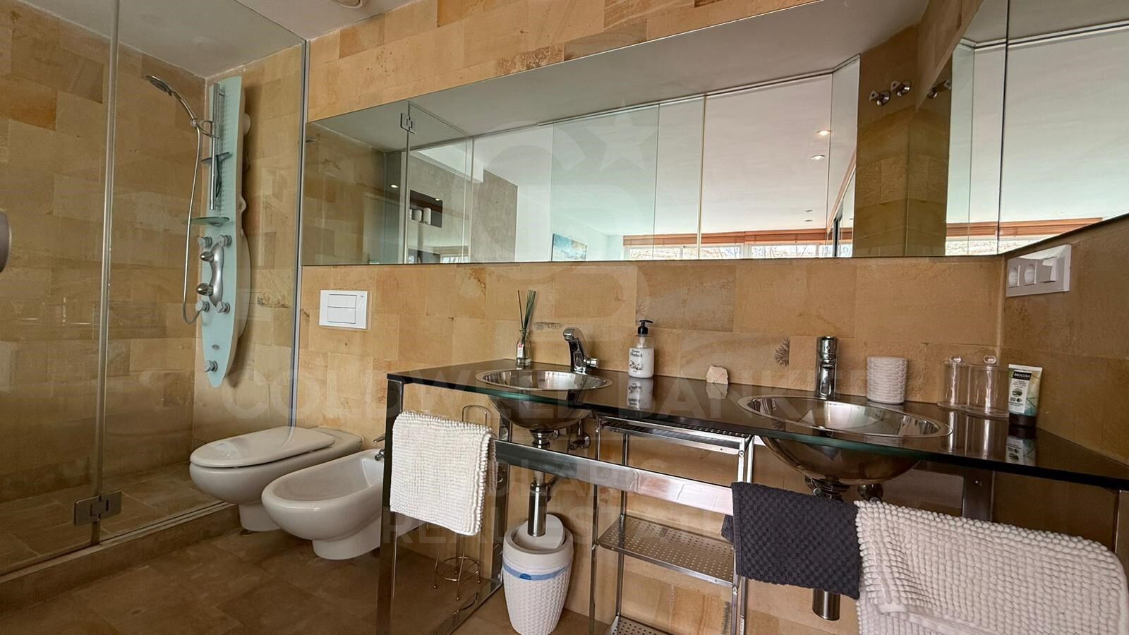 WUNDERSCHÖNE MAISONETTE ZUM VERKAUF, NUR 200 METER VOM STRAND VON ARENAL ENTFERNT.