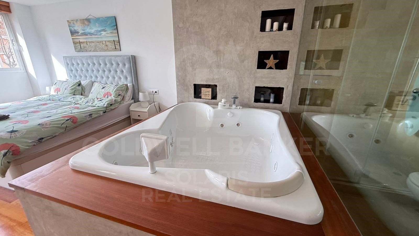 WUNDERSCHÖNE MAISONETTE ZUM VERKAUF, NUR 200 METER VOM STRAND VON ARENAL ENTFERNT.