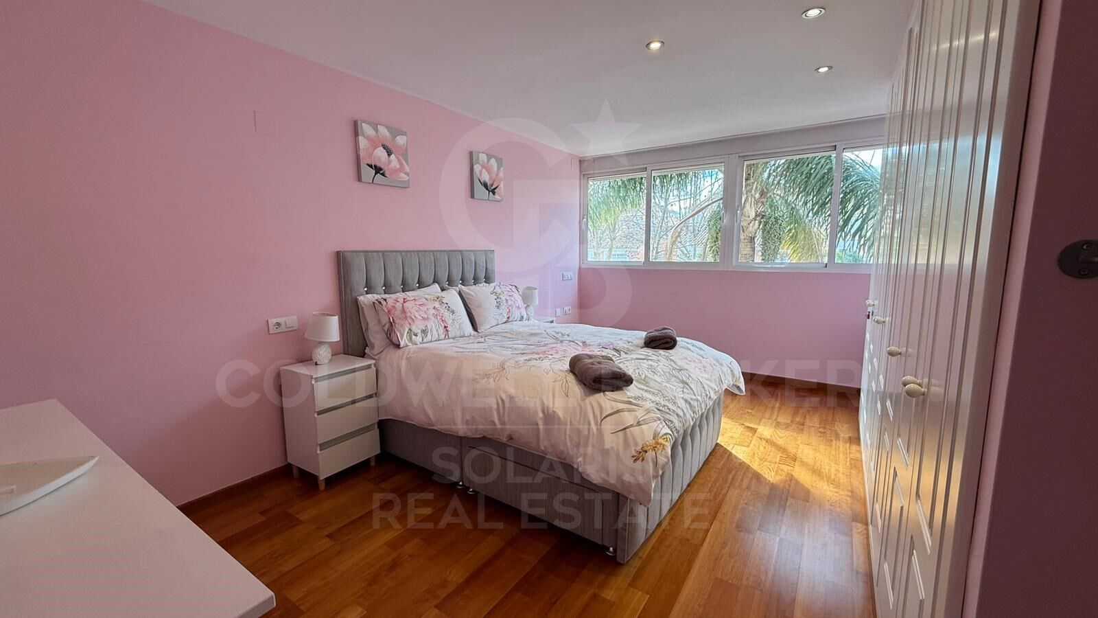 WUNDERSCHÖNE MAISONETTE ZUM VERKAUF, NUR 200 METER VOM STRAND VON ARENAL ENTFERNT.